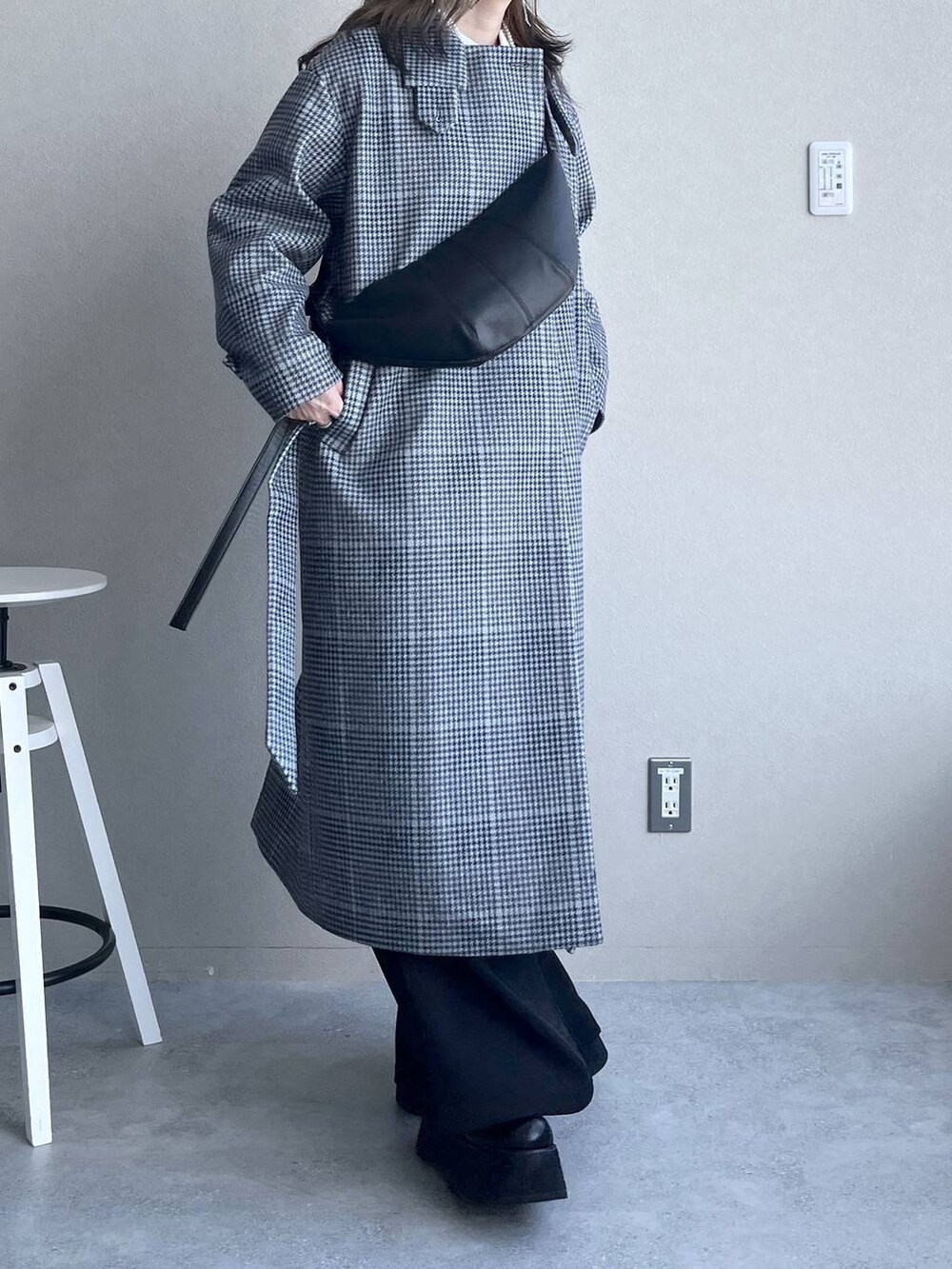 その他のチェスターコート、レッド系のニット/セーター、ブラック系のカーゴパンツを着用したレディースの秋コーディネートの5枚目の写真