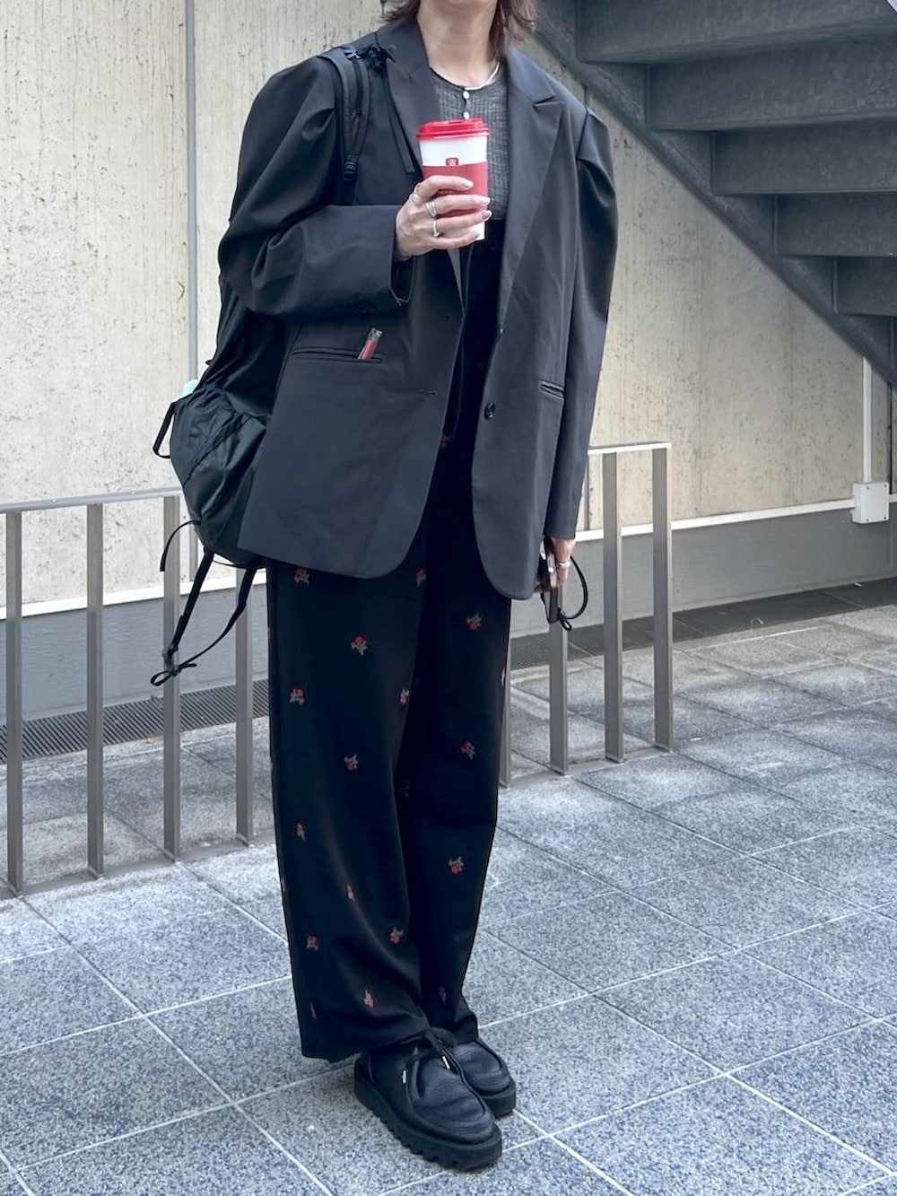 ブラック系のサロペット/オーバーオールを着用したレディースの冬コーディネートの3枚目の写真