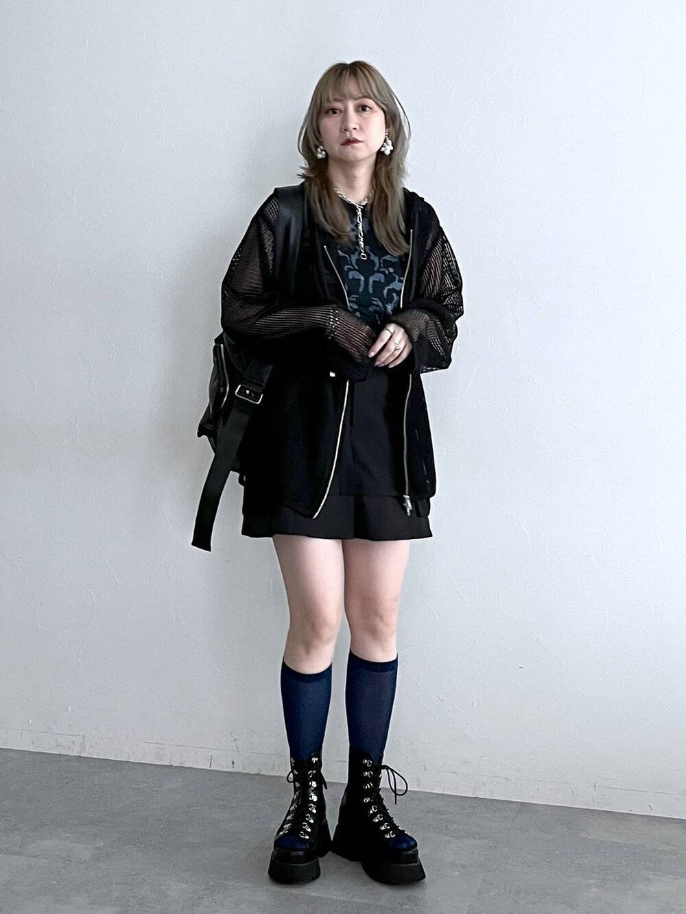 ブラック系のサンダル、ブラック系のスウェット、ブラック系のニット/セーターを着用したレディースの春コーディネートの6枚目の写真