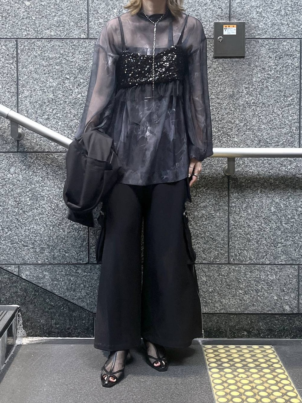「ワイドパンツ、ビスチェ、ワントーン、若見え、モード、カジュアル、女子会、高身長、着痩せ、きれいめ、HARE、着痩せ・細見え、Over40スタッフ」｜「HAREのメタルヒールメッシュブーサン(HARE)（サンダル、ブラック系）」を使った、inhhhan®さん（レディース・165cm）の春コーディネートの3枚目の写真