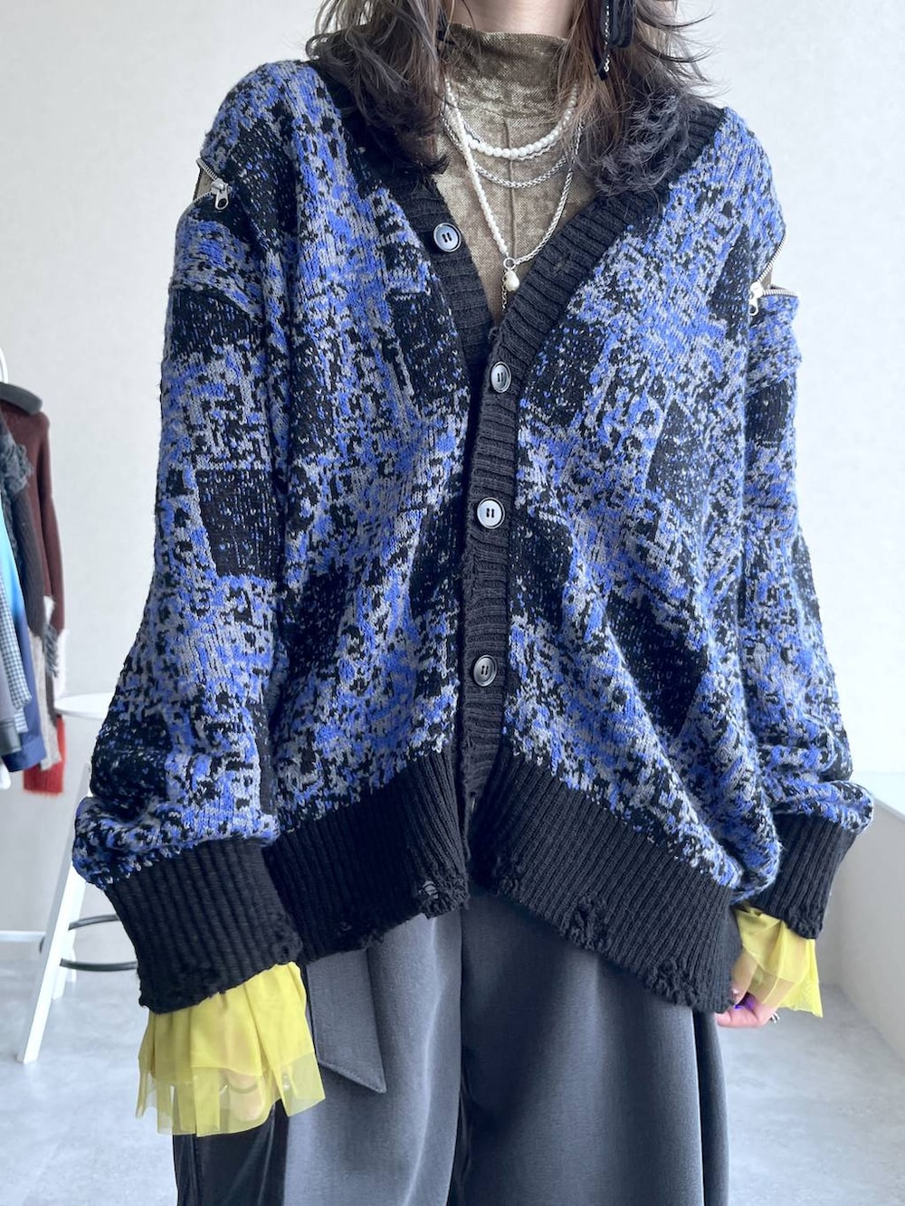 イエロー系のTシャツ/カットソー、シルバー系のブーツ、ブルー系のカーディガン/ボレロを着用したレディースの秋コーディネートの3枚目の写真