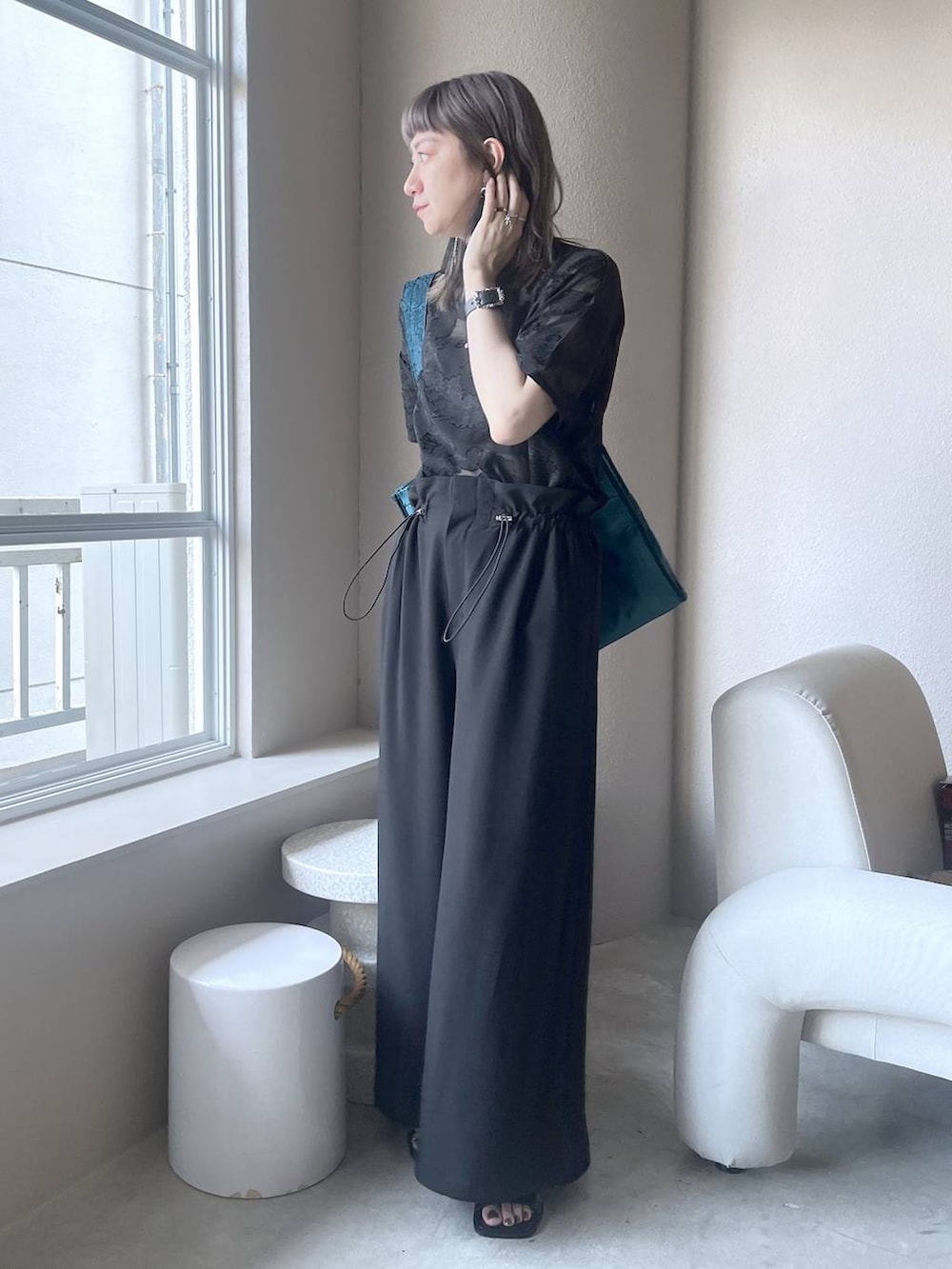 「若見え、モード、カジュアル、女子会、高身長、着痩せ、きれいめ、HARE、着痩せ・細見え、Over40スタッフ、ブラウス、シアートップス、ブラックコーデ、ワントーン」|「HAREのモチーフツキチェーンネックレス(HARE)(ネックレス、シルバー系)」を使った、inhhhan®さん(レディース・165cm)の春コーディネートの3枚目の写真