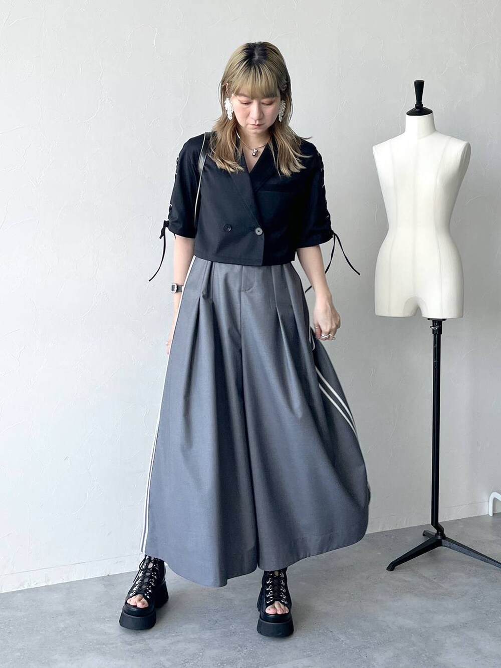 ブラック系のサンダル、グレー系のサロペット/オーバーオール、ブラック系のTシャツ/カットソーを着用したレディースの春コーディネートの6枚目の写真