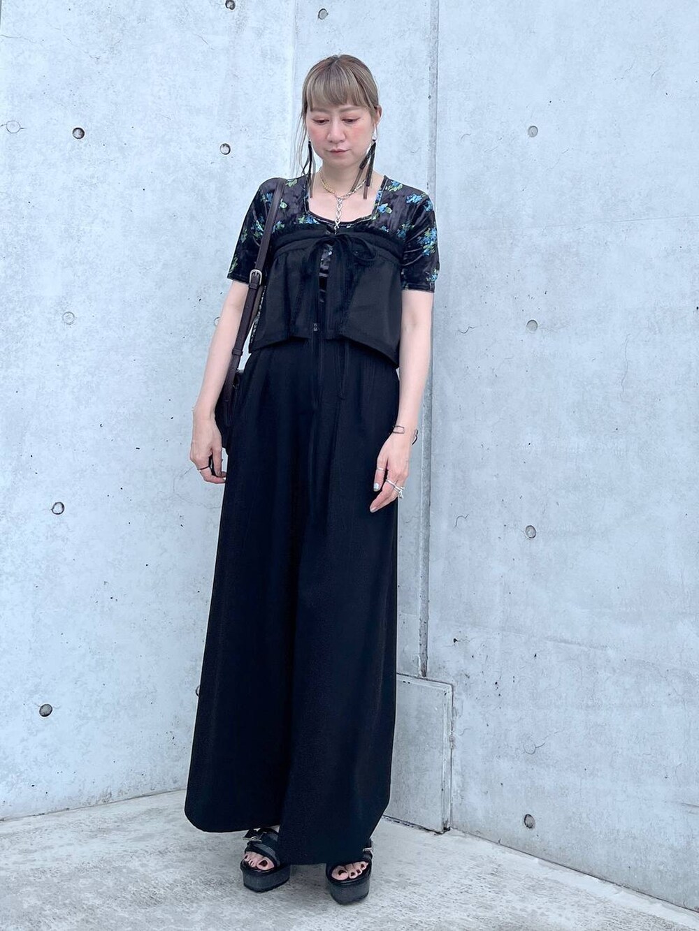 グレー系のサンダル、ブルー系のTシャツ/カットソー、ブラウン系のショルダーバッグを着用したレディースの夏コーディネートの6枚目の写真