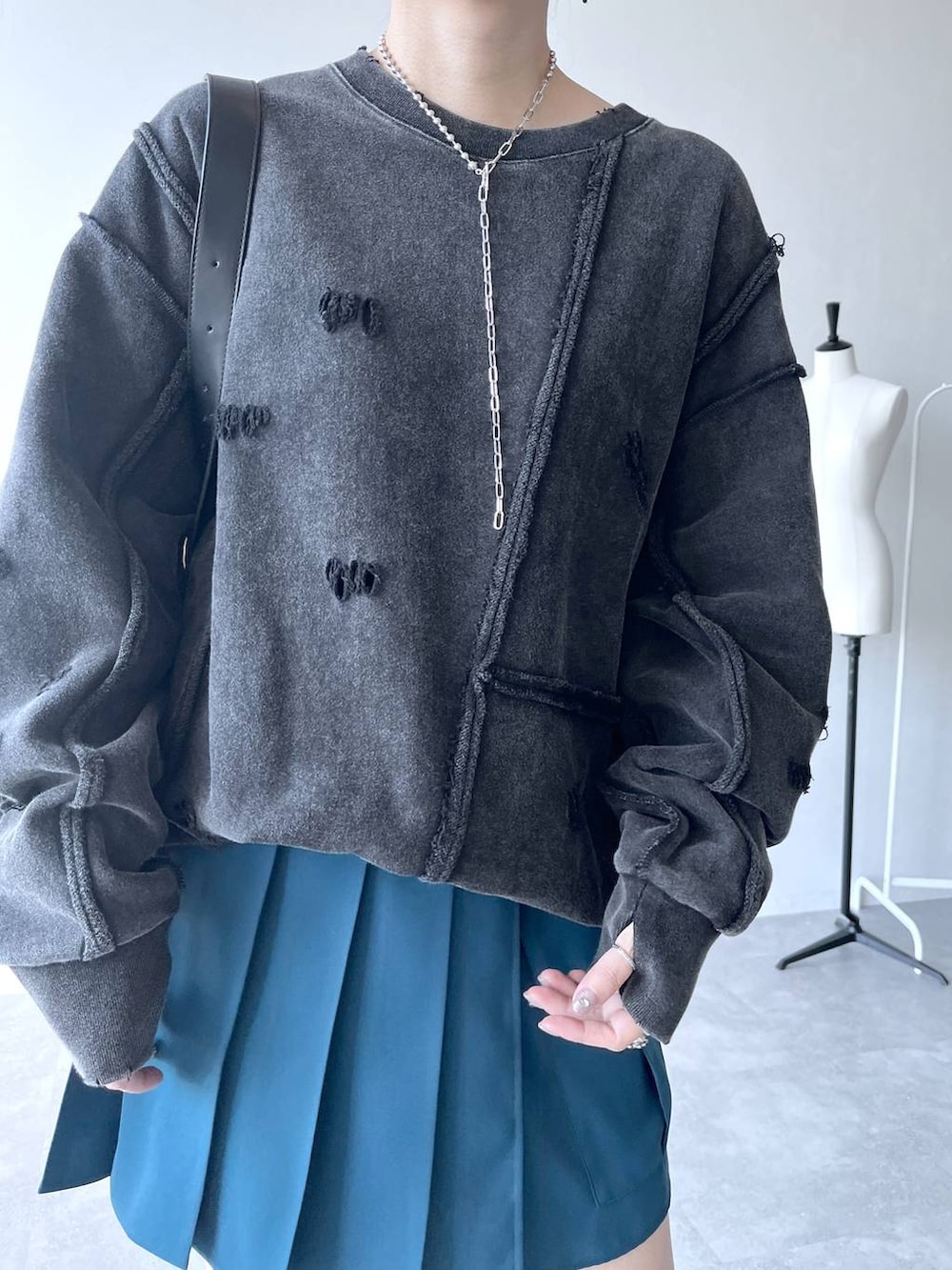 「若見え、着痩せ・細見え、モード、カジュアル、デート/ロマンティック、女子会、着痩せ、高見え、きれいめ、HARE、スウェット、ユニセックス、ショートパンツ」｜「HAREのサイドプリーツショートパンツ(HARE)（その他パンツ、ブルー系）」を使った、inhhhan®さん（レディース・165cm）の春コーディネートの4枚目の写真
