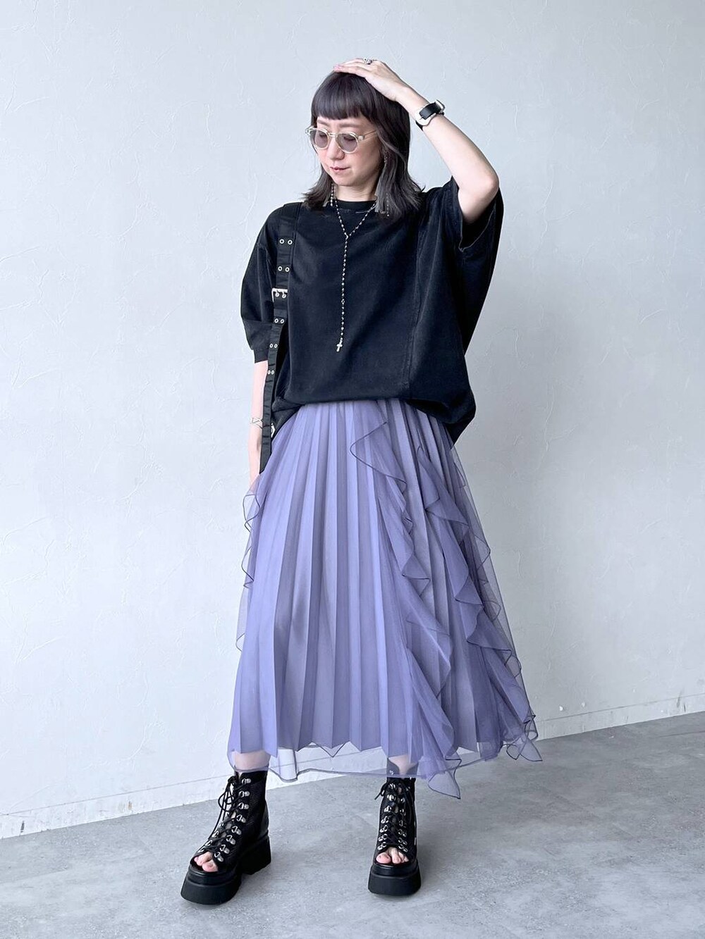 「着痩せ、Tシャツ、Over40スタッフ、若見え、モード、カジュアル、女子会、高身長、きれいめ、HARE、着痩せ・細見え、スカート」|「HAREのデザインレースアップブーサン(HARE)(サンダル、ブラック系)」を使った、inhhhan®さん(レディース・165cm)の春コーディネートの8枚目の写真