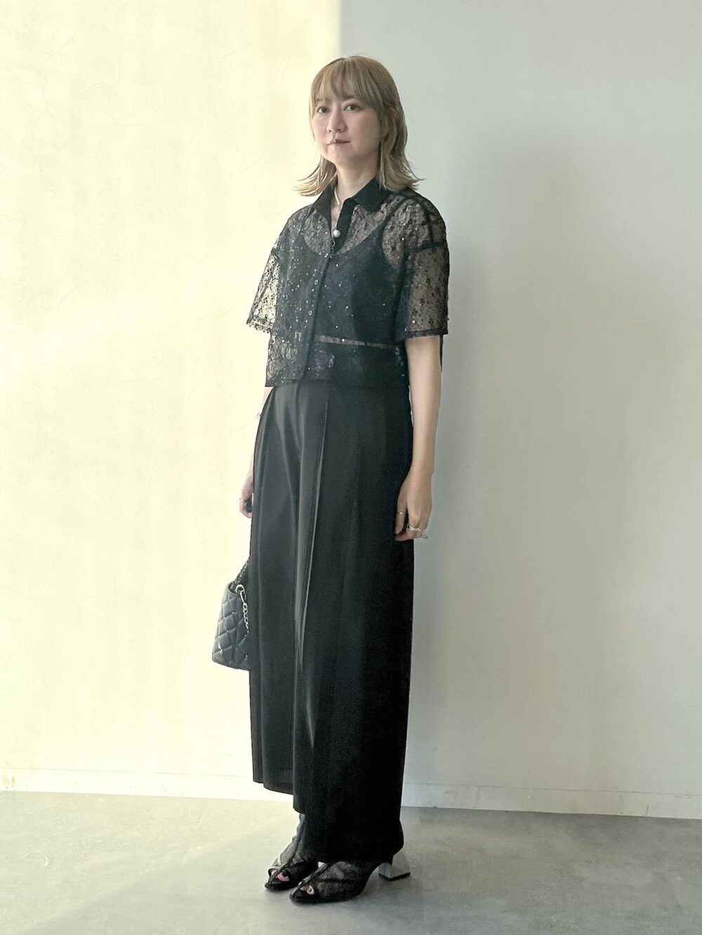 「若見え、モード、カジュアル、女子会、高身長、着痩せ、きれいめ、HARE、着痩せ・細見え、Over40スタッフ、ワイドパンツ、シャツ、シアートップス」|「HAREのメタルヒールメッシュブーサン(HARE)(サンダル、ブラック系)」を使った、inhhhan®さん(レディース・165cm)の夏コーディネートの9枚目の写真