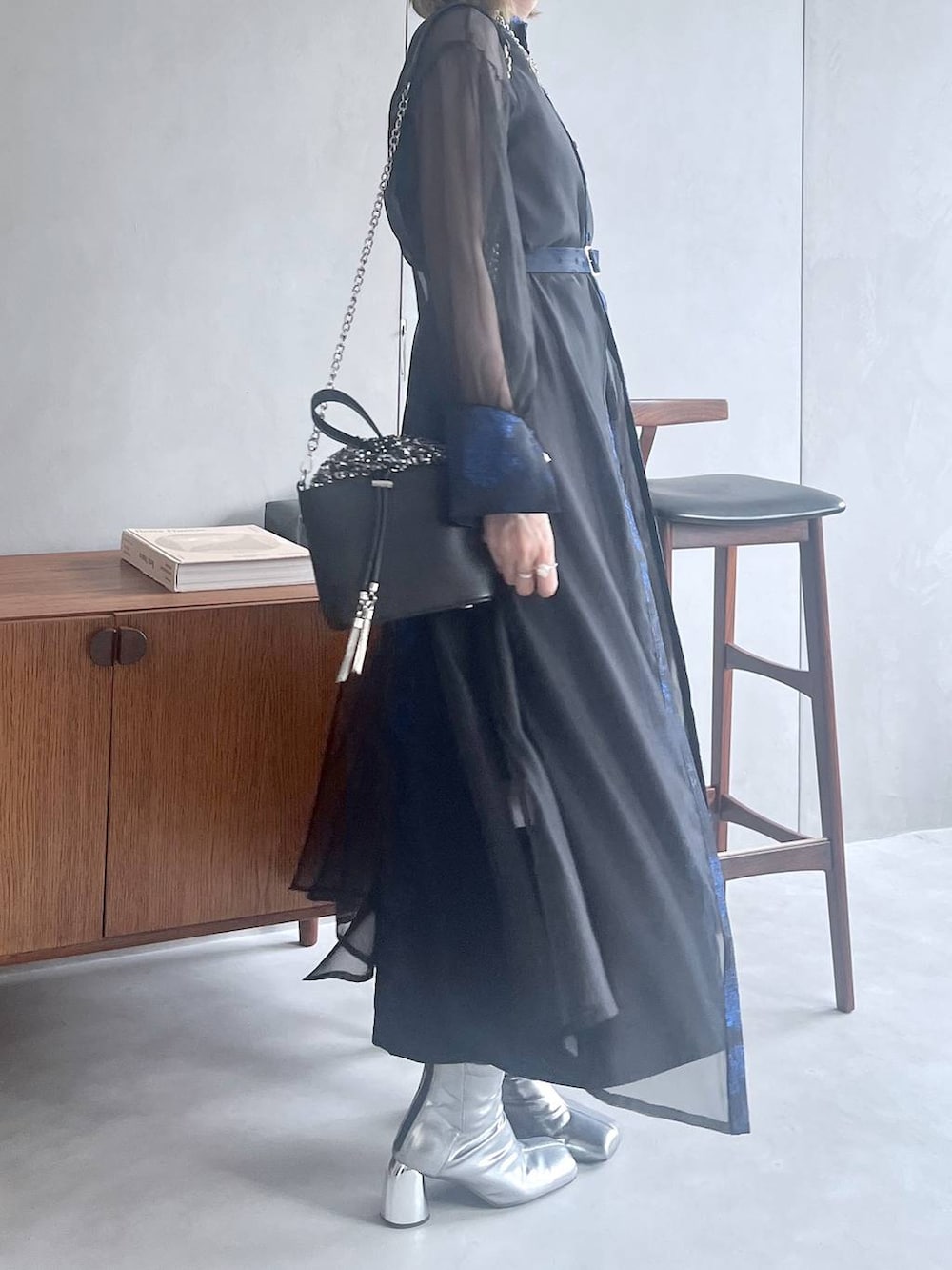「若見え、モード、カジュアル、女子会、高身長、着痩せ、きれいめ、HARE、着痩せ・細見え、Over40スタッフ、結婚式2次会、デート/ロマンティック、デートコーデ、ワンピース」｜「HAREのボールMIX2Pイヤカフ(HARE)（イヤーカフ、シルバー系）」を使った、inhhhan®さん（レディース・165cm）の秋コーディネートの8枚目の写真