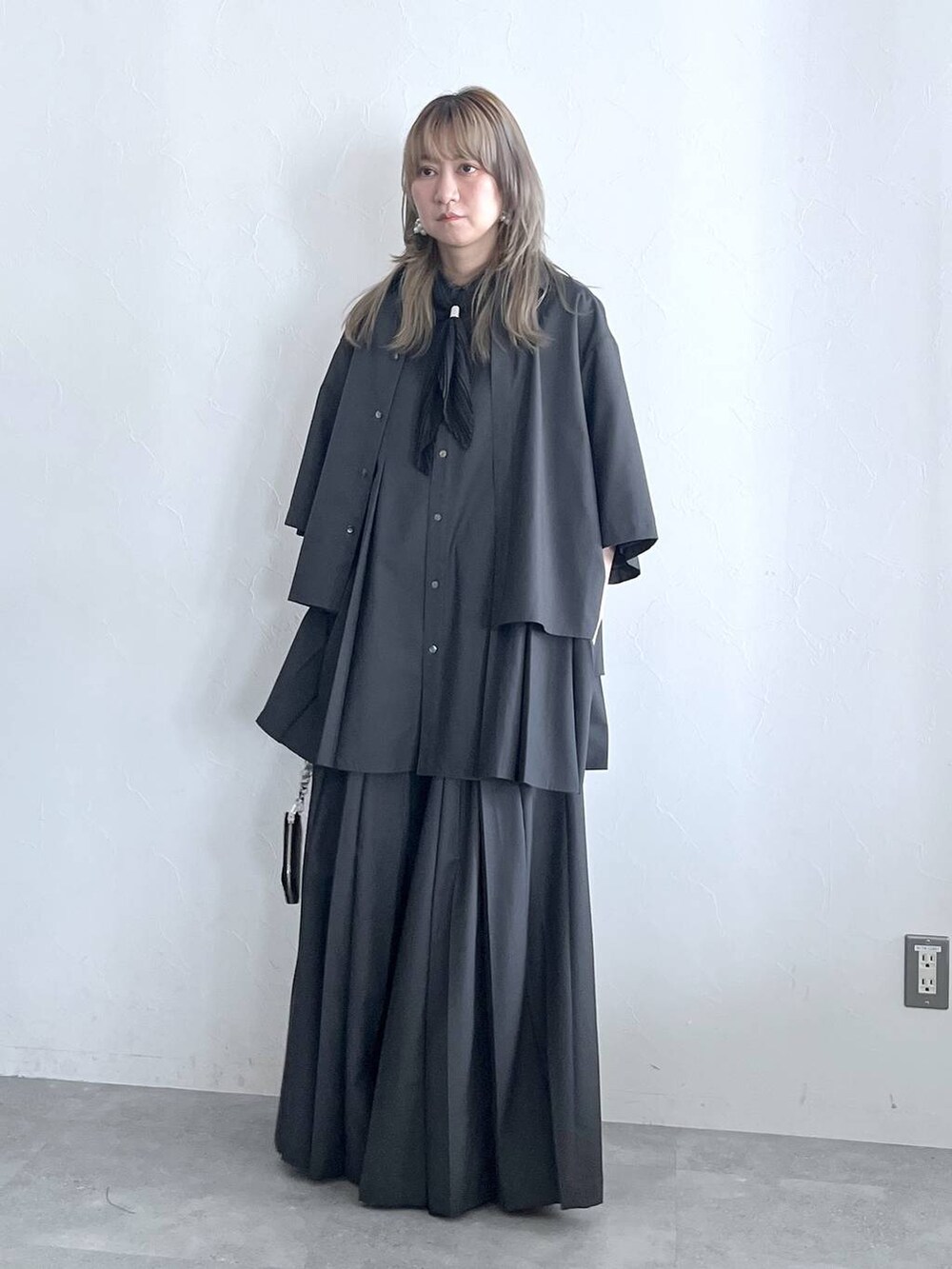 「若見え、モード、カジュアル、女子会、高身長、着痩せ、きれいめ、HARE、着痩せ・細見え、Over40スタッフ、ユニセックス、ワイドパンツ、ワントーン」｜「HAREのメタルヒールメッシュブーサン(HARE)（サンダル、ブラック系）」を使った、inhhhan®さん（レディース・165cm）の春コーディネートの8枚目の写真
