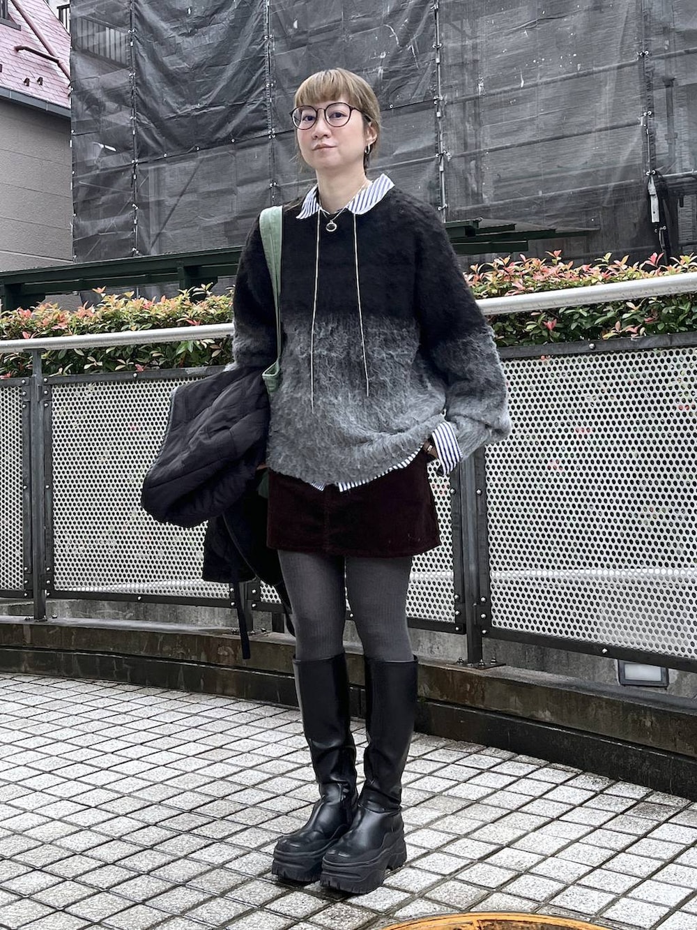 ブラック系のニット/セーターを着用したレディースの秋コーディネートの9枚目の写真