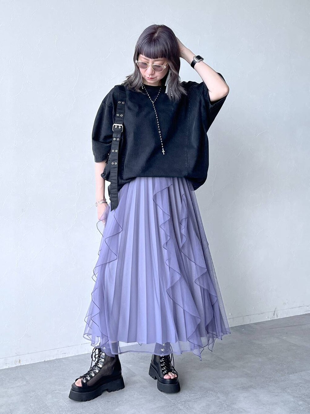 「着痩せ、Tシャツ、Over40スタッフ、若見え、モード、カジュアル、女子会、高身長、きれいめ、HARE、着痩せ・細見え、スカート」|「HAREのデザインレースアップブーサン(HARE)(サンダル、ブラック系)」を使った、inhhhan®さん(レディース・165cm)の春コーディネートの2枚目の写真