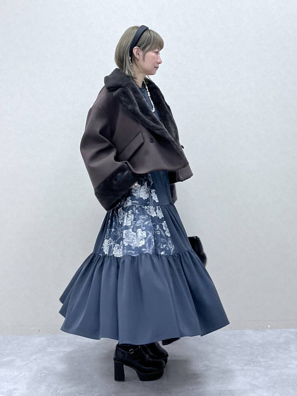 「若見え、モード、カジュアル、女子会、高身長、着痩せ、きれいめ、HARE、着痩せ・細見え、Over40スタッフ、ワンピース、アウター、デート/ロマンティック、デートコーデ、おでかけ」｜「HAREのガラソールチャンキーブーツ(HARE)（ブーツ、ブラック系）」を使った、inhhhan®さん（レディース・165cm）の冬コーディネートの3枚目の写真