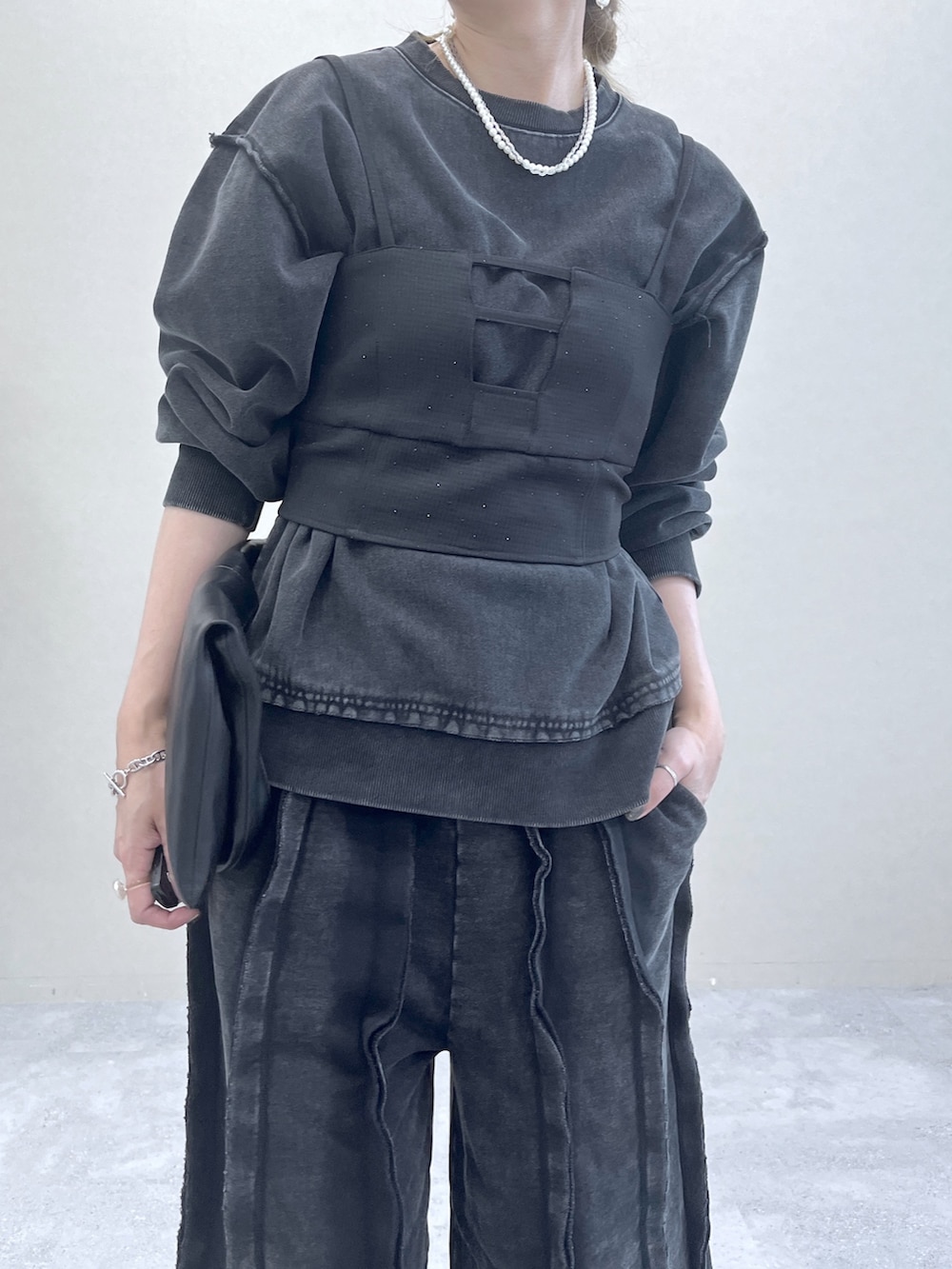 「レイヤードスタイル、お出かけコーデ、アツいコーデ全部見せ、ブラックコーデ、ビスチェ、モノトーン、秋服準備はじめました、HARE、ピグメント、ユニセックス」｜「HAREのメタルヒールストレッチブーツ(HARE)（ブーツ、ブラック系）」を使った、inhhhan®さん（レディース・165cm）の夏コーディネートの3枚目の写真