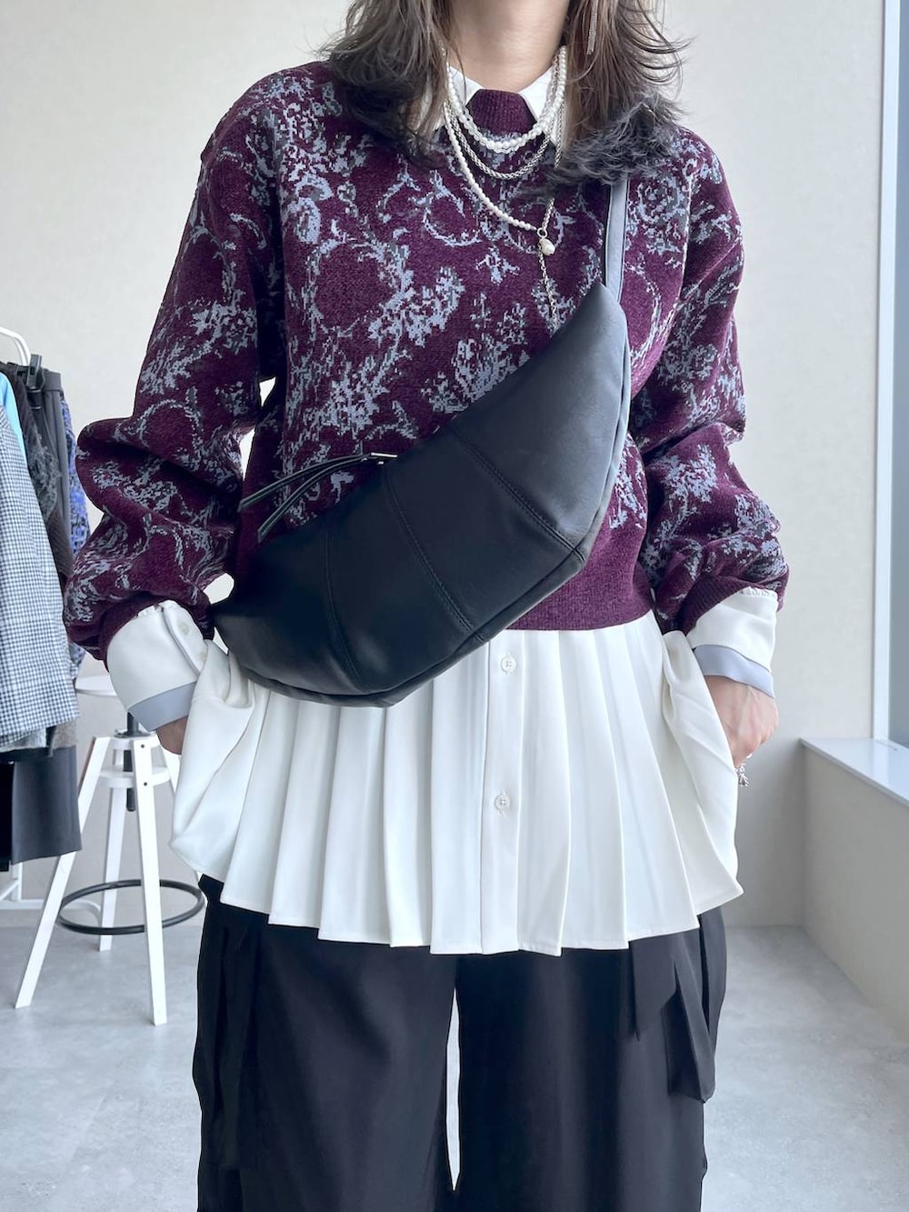 その他のチェスターコート、レッド系のニット/セーター、ブラック系のカーゴパンツを着用したレディースの秋コーディネートの4枚目の写真