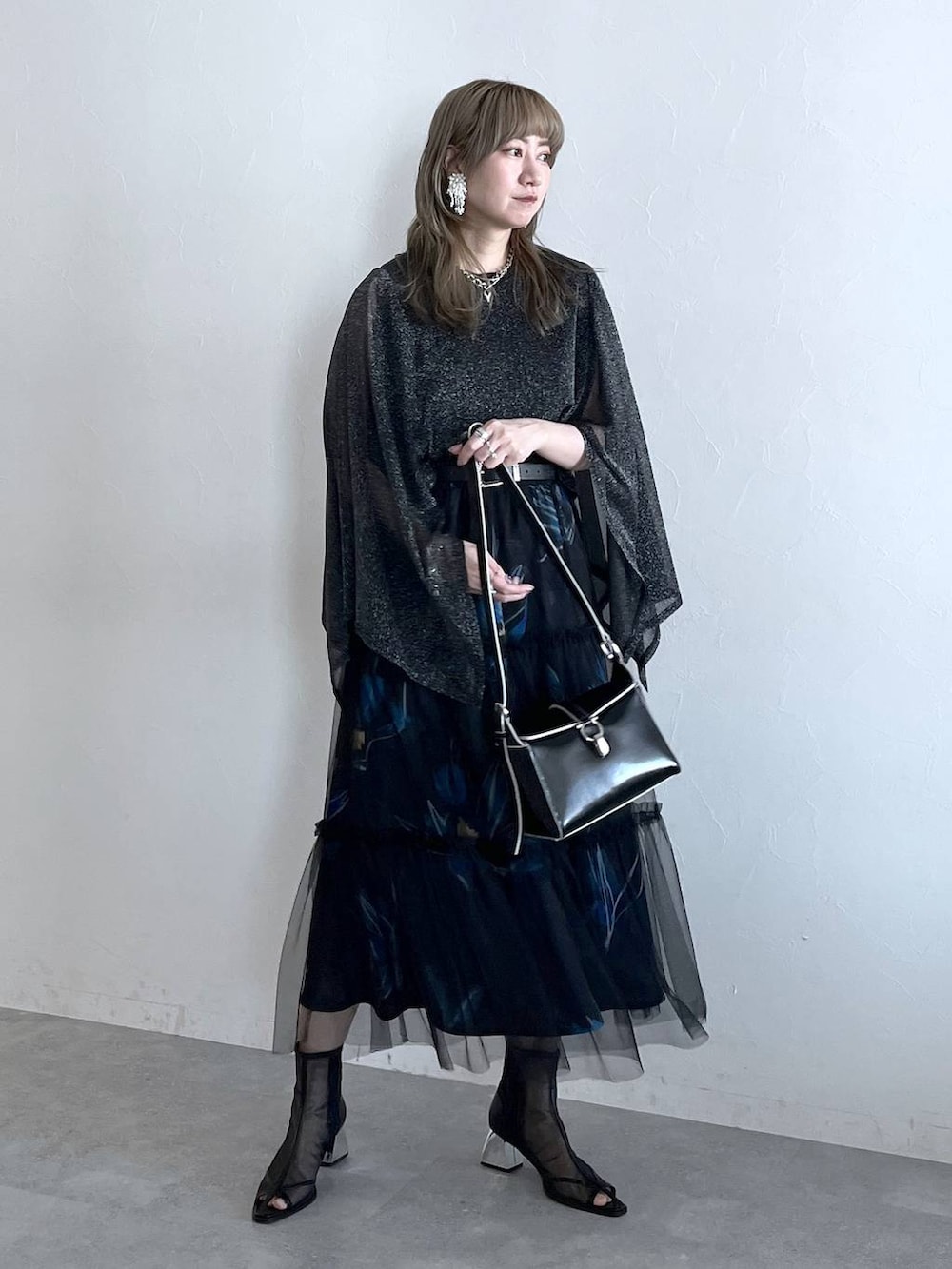「若見え、モード、カジュアル、女子会、着痩せ、きれいめ、HARE、着痩せ・細見え、高身長、Over40スタッフ、スカート、ウエストゴム」｜「HAREのパールボリュームデザインイヤリング(HARE)（イヤリング、ホワイト系）」を使った、inhhhan®さん（レディース・165cm）の春コーディネートの6枚目の写真
