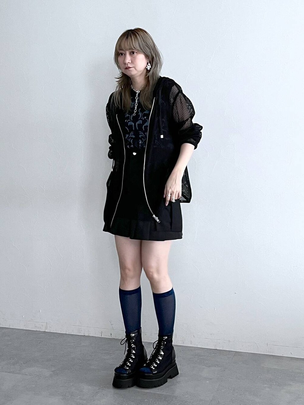 ブラック系のサンダル、ブラック系のスウェット、ブラック系のニット/セーターを着用したレディースの春コーディネートの5枚目の写真