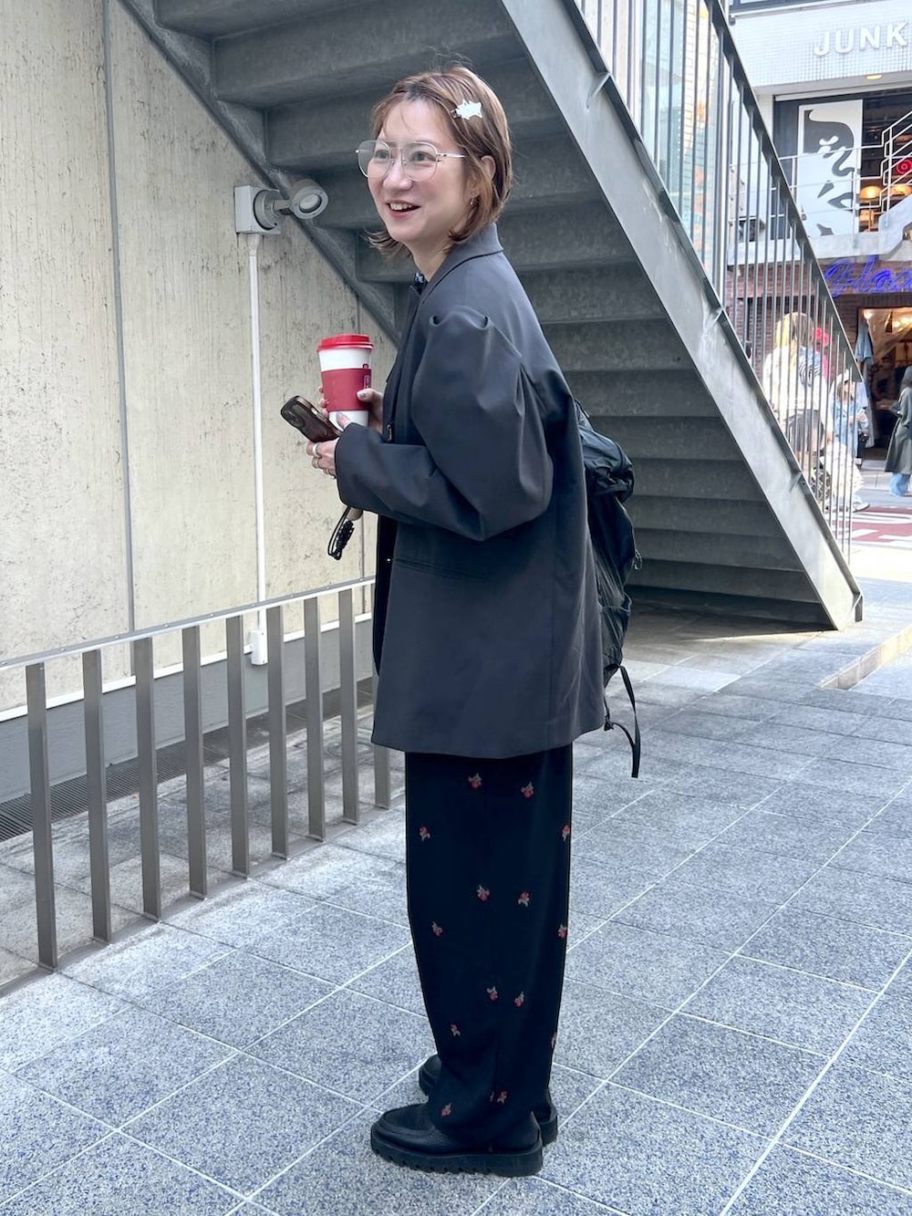 ブラック系のサロペット/オーバーオールを着用したレディースの冬コーディネートの5枚目の写真