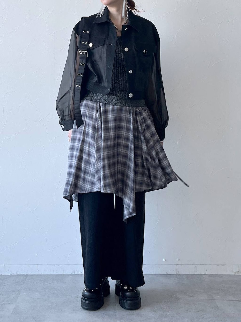 「若見え、モード、カジュアル、女子会、高身長、着痩せ、きれいめ、HARE、着痩せ・細見え、Over40スタッフ、デニムジャケット、スカート、チェック、レイヤードスタイル」｜「HAREの2WAYスクエアラメニットタンクトップ(HARE)（タンクトップ、ブラック系）」を使った、inhhhan®さん（レディース・165cm）の春コーディネートの5枚目の写真