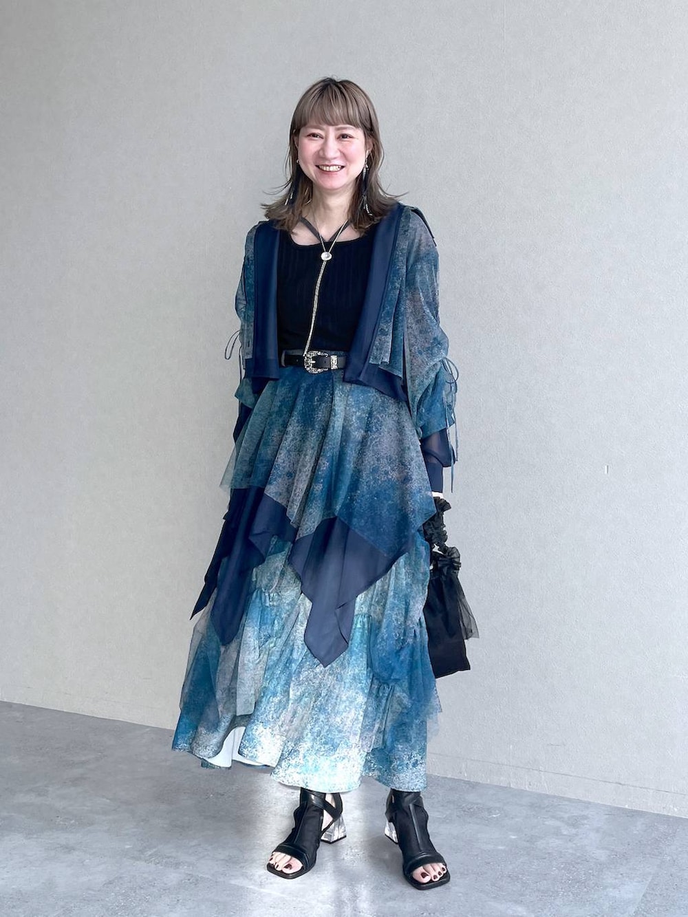 「若見え、モード、HARE、カジュアル、女子会、高身長、着痩せ、きれいめ、着痩せ・細見え、Over40スタッフ、柄シャツ、スカート、セットアップ」|「HAREのストリングデザインタンクトップ(HARE)(タンクトップ、ブラック系)」を使った、inhhhan®さん(レディース・165cm)の夏コーディネートの6枚目の写真