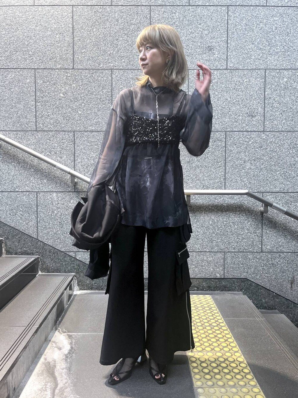 「ワイドパンツ、ビスチェ、ワントーン、若見え、モード、カジュアル、女子会、高身長、着痩せ、きれいめ、HARE、着痩せ・細見え、Over40スタッフ」｜「HAREのメタルヒールメッシュブーサン(HARE)（サンダル、ブラック系）」を使った、inhhhan®さん（レディース・165cm）の春コーディネートの6枚目の写真