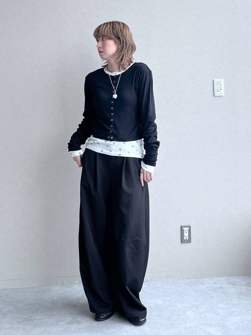 ホワイト系のTシャツ/カットソー、ホワイト系のTシャツ/カットソー、ブラック系のローファーを着用したレディースの春コーディネートの2枚目の写真