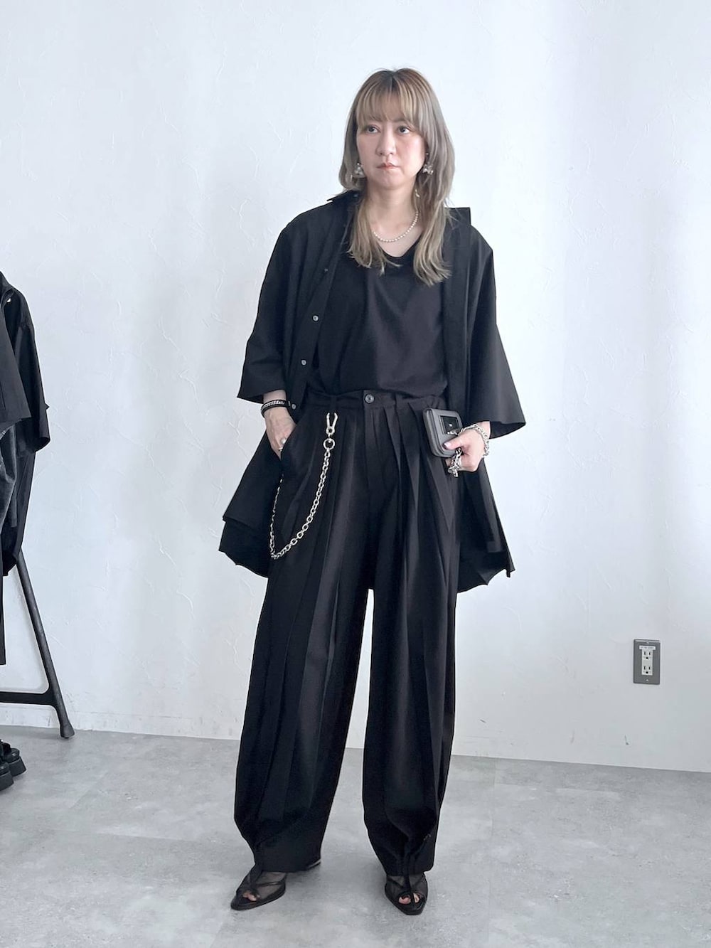 「若見え、モード、カジュアル、女子会、高身長、着痩せ、きれいめ、HARE、着痩せ・細見え、Over40スタッフ、ユニセックス、テーパードパンツ、シャツ、シャツスタイル、ワントーン」｜「HAREのメタルヒールメッシュブーサン(HARE)（サンダル、ブラック系）」を使った、inhhhan®さん（メンズ・165cm）の春コーディネートの9枚目の写真