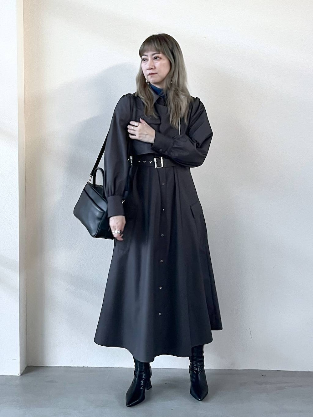 「若見え、モード、カジュアル、デート/ロマンティック、女子会、着痩せ、高見え、きれいめ、HARE、着痩せ・細見え、ワンピース」｜「HAREのブロックランダムリブニット(HARE)（ニット/セーター、ブルー系）」を使った、inhhhan®さん（レディース・165cm）の冬コーディネートの2枚目の写真