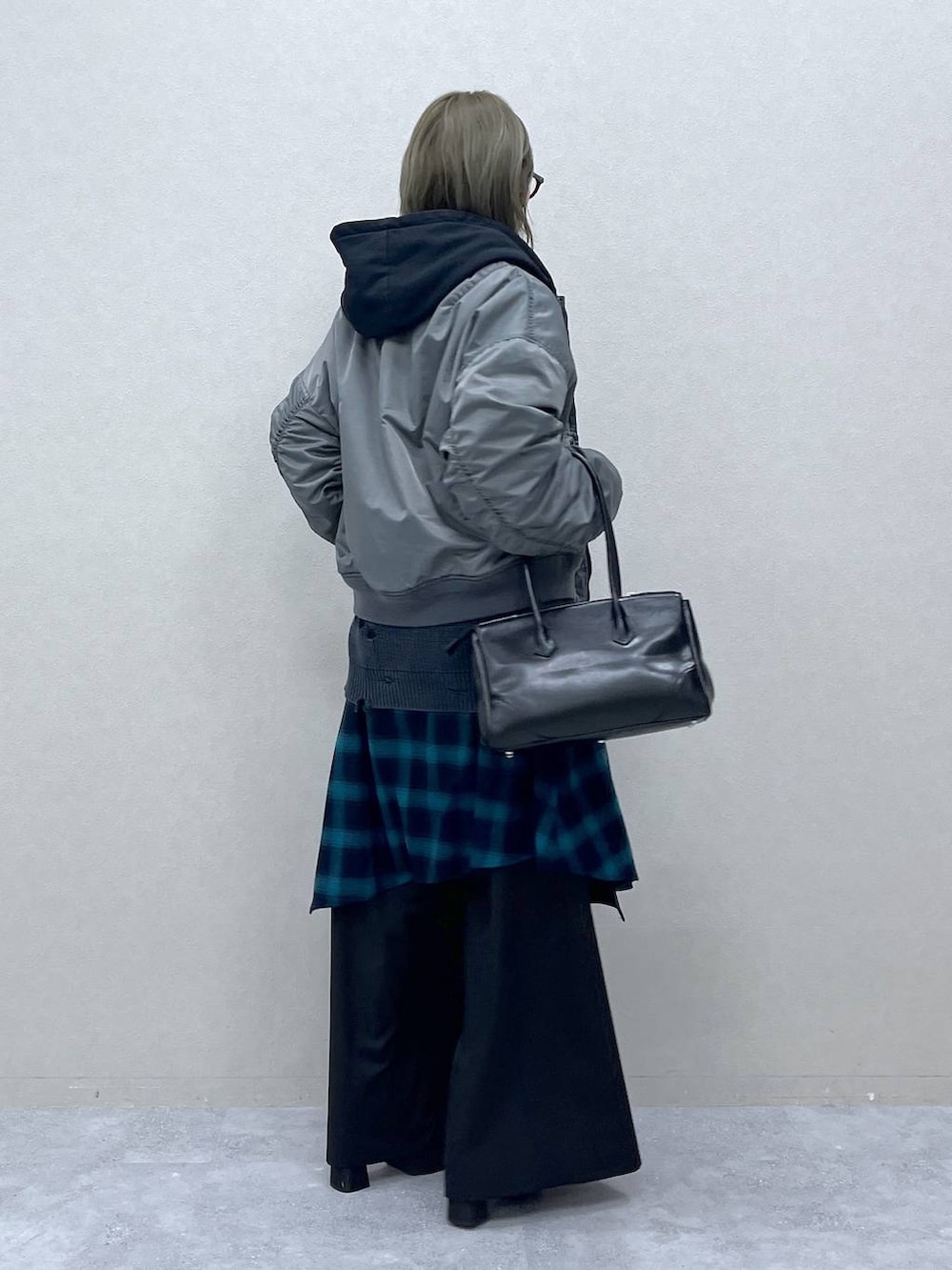 「若見え、モード、カジュアル、女子会、高身長、着痩せ、きれいめ、HARE、着痩せ・細見え、Over40スタッフ、ユニセックス、メンズライク、ブルゾン、チェック、ニット」｜「HAREのガラソールチャンキーブーツ(HARE)（ブーツ、ブラック系）」を使った、inhhhan®さん（レディース・165cm）の冬コーディネートの5枚目の写真