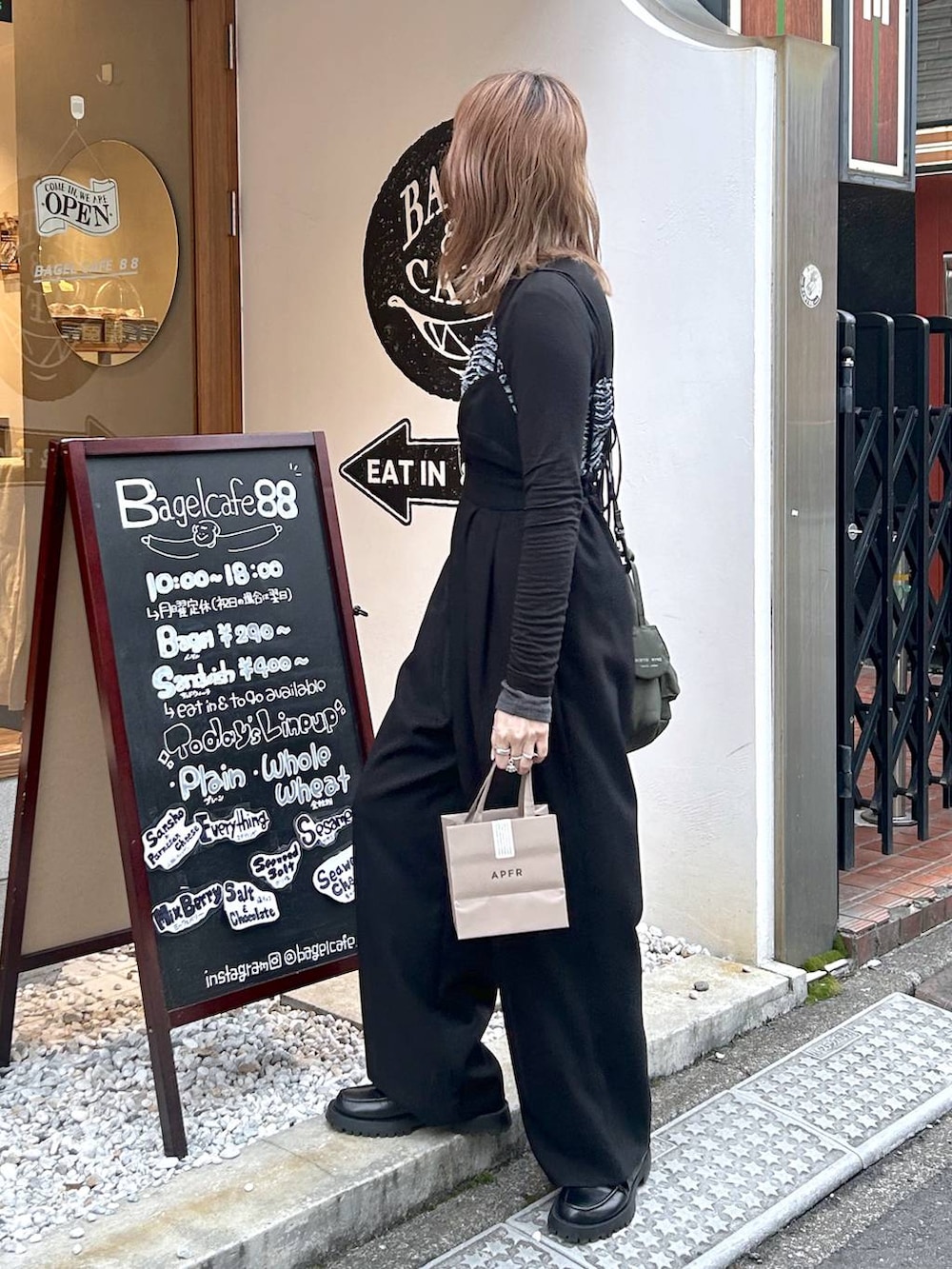 「若見え、モード、カジュアル、女子会、高身長、着痩せ、きれいめ、着痩せ・細見え、Over40スタッフ、ブランドミックス、apart by lowrys、サロペット」｜「A part byの【セットアップ対応】LNTサージコクーンサロペット（サロペット/オーバーオール、ブラック系）」を使った、inhhhan®さん（レディース・165cm）の春コーディネートの8枚目の写真