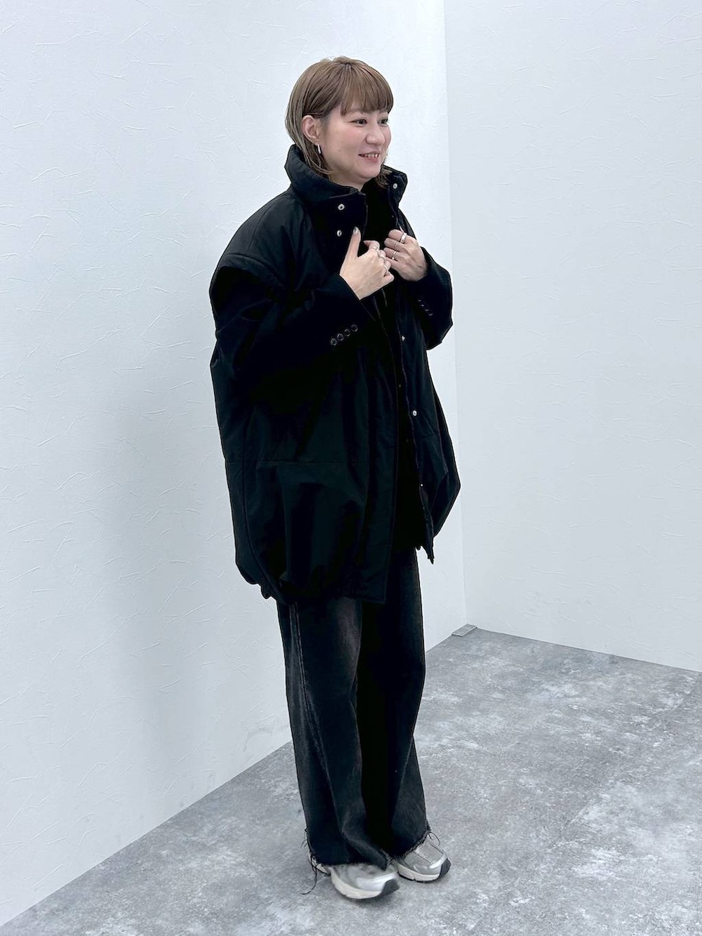 ブラック系のその他アウター、シルバー系のネックレスを着用したレディースの冬コーディネートの5枚目の写真