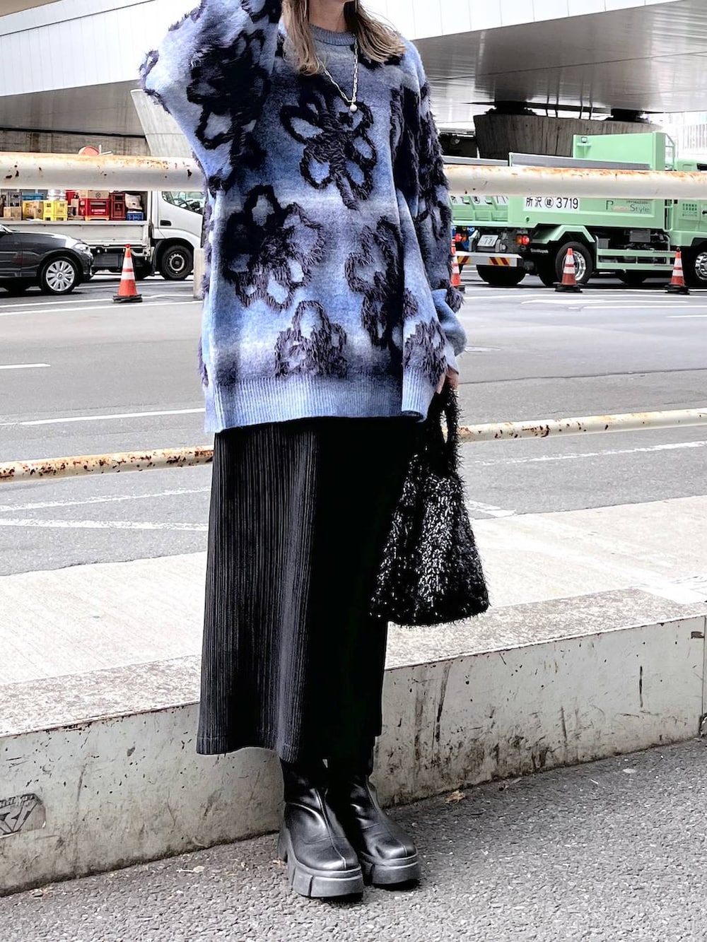 「若見え、モード、ユニセックス、カジュアル、デート/ロマンティック、女子会、着痩せ、高見え、きれいめ、HARE、着痩せ・細見え、イヤリング、ニット」｜「HAREのイソザイハイショクフラワープルオーバー(HARE)（ニット/セーター、ブルー系）」を使った、inhhhan®さん（レディース・165cm）の冬コーディネートの3枚目の写真