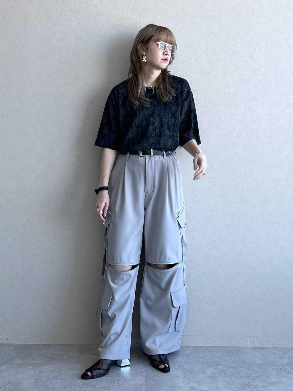 「若見え、モード、カジュアル、女子会、高身長、着痩せ、きれいめ、HARE、着痩せ・細見え、Over40スタッフ、ユニセックス、ワイドパンツ」｜「HAREのデザインバックルブレス(HARE)（ブレスレット、ブラック系）」を使った、inhhhan®さん（レディース・165cm）の春コーディネートの4枚目の写真