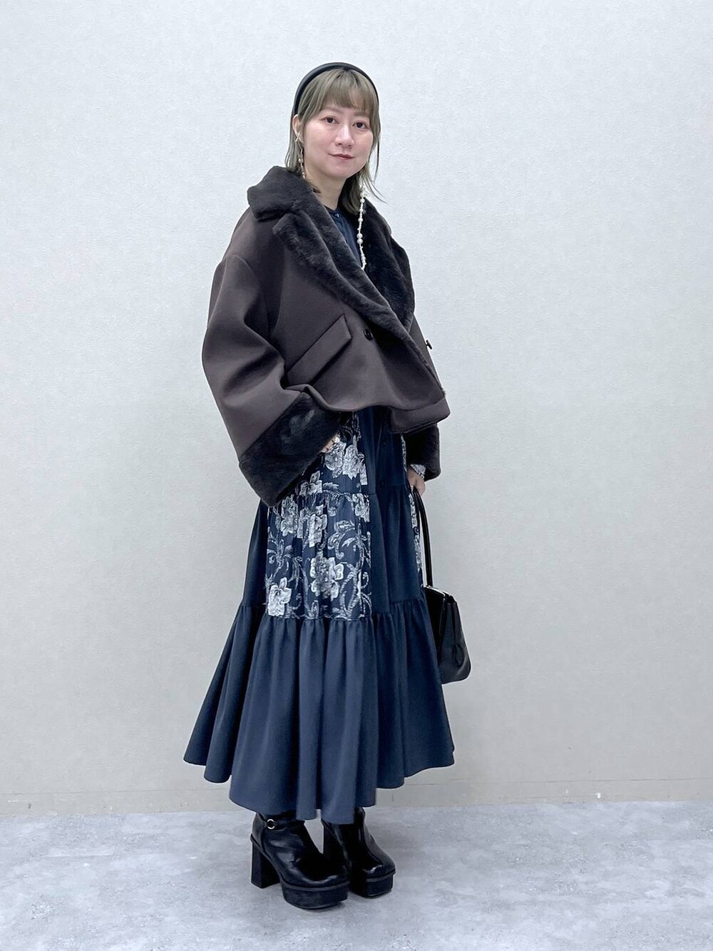 「若見え、モード、カジュアル、女子会、高身長、着痩せ、きれいめ、HARE、着痩せ・細見え、Over40スタッフ、ワンピース、アウター、デート/ロマンティック、デートコーデ、おでかけ」｜「HAREのガラソールチャンキーブーツ(HARE)（ブーツ、ブラック系）」を使った、inhhhan®さん（レディース・165cm）の冬コーディネートの9枚目の写真