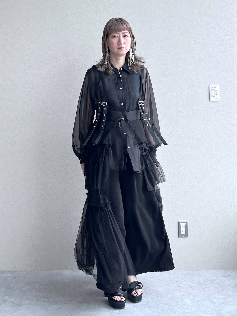「着痩せ、きれいめ、HARE、着痩せ・細見え、Over40スタッフ、若見え、モード、カジュアル、女子会、高身長、ワントーン、ブラックコーデ、チュールスカート、シアートップス」｜「HAREのモチーフツキチェーンネックレス(HARE)（ネックレス、シルバー系）」を使った、inhhhan®さん（レディース・165cm）の夏コーディネートの8枚目の写真