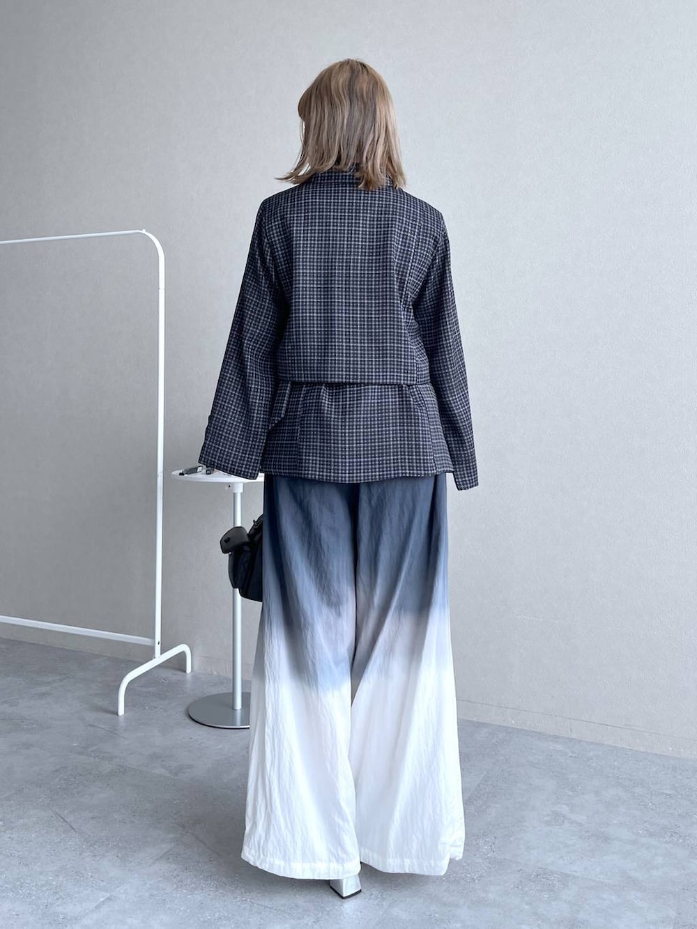 ブラック系のブーツ、ブラック系のボストンバッグ、ブラック系のその他パンツを着用したレディースの冬コーディネートの6枚目の写真