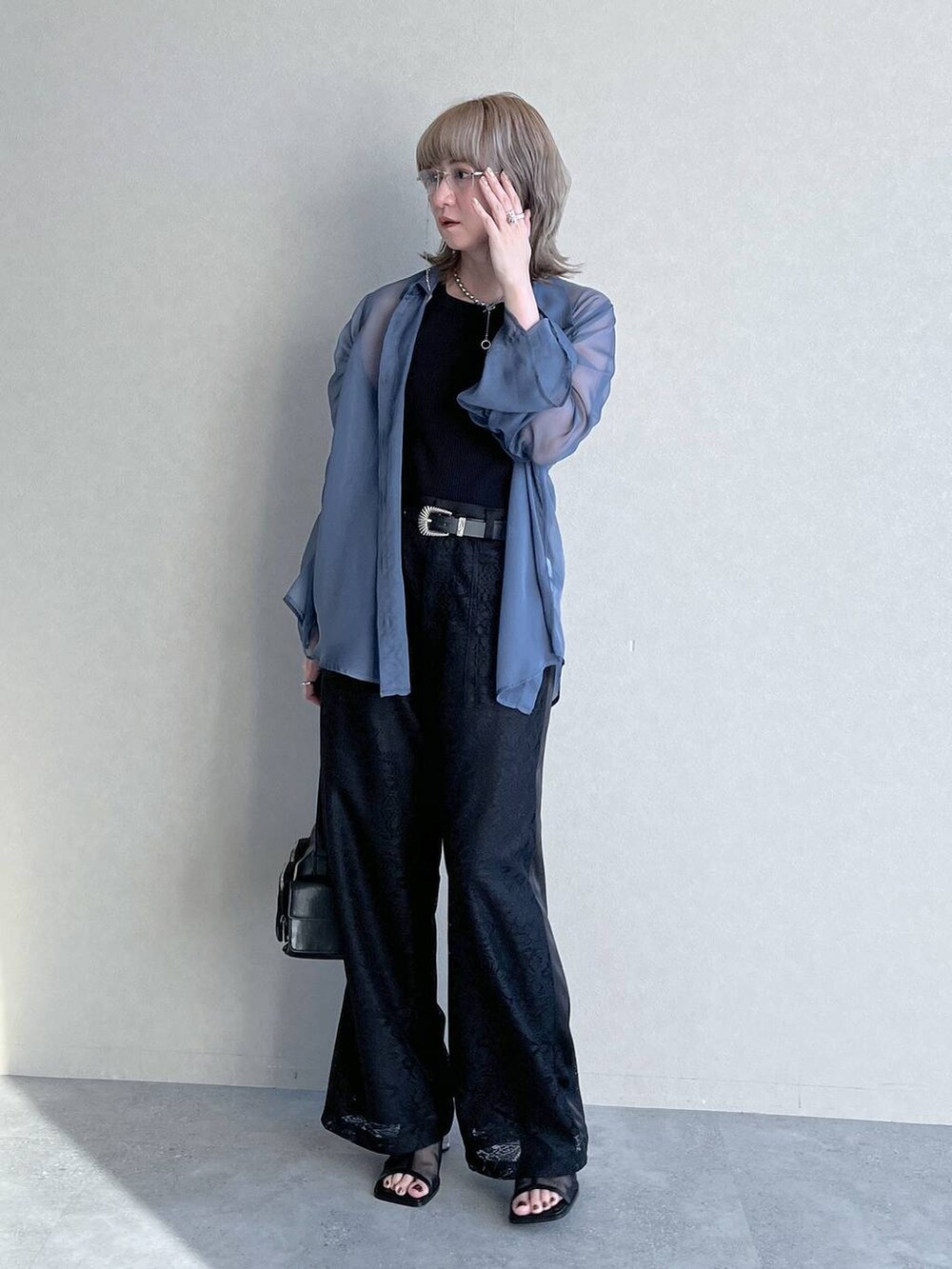 ブラック系のサンダル、ブラック系のその他パンツ、ブラック系のショルダーバッグを着用したレディースの夏コーディネートの5枚目の写真