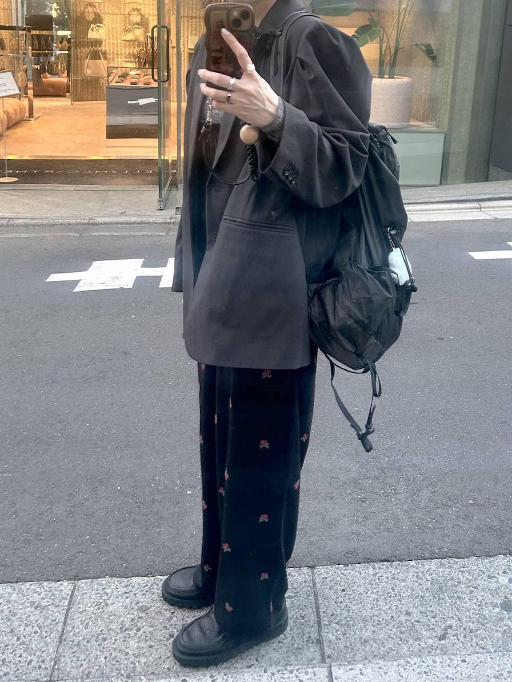 ブラック系のサロペット/オーバーオールを着用したレディースの冬コーディネートの7枚目の写真