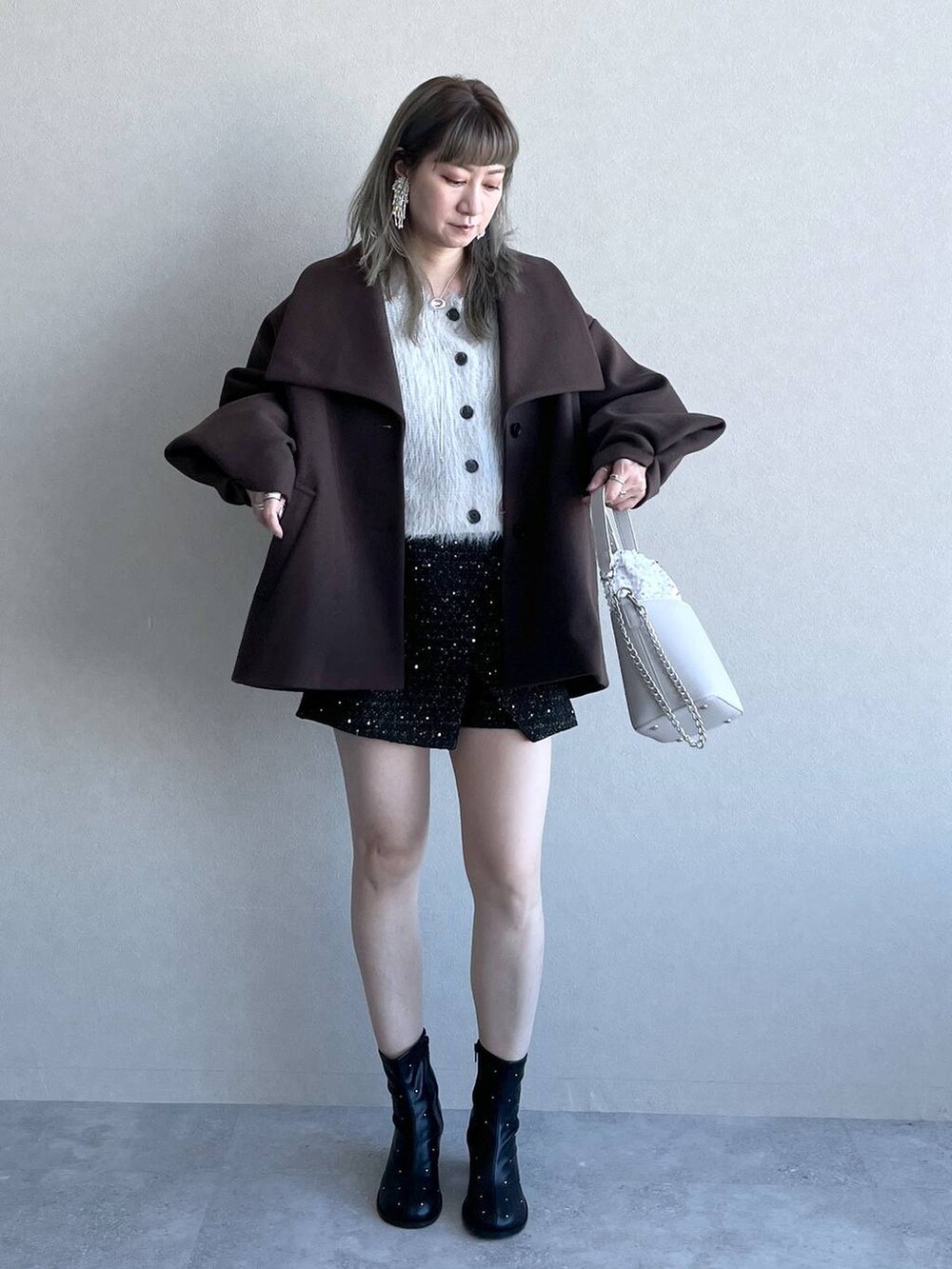 「若見え、モード、カジュアル、デート/ロマンティック、女子会、着痩せ、高見え、きれいめ、HARE、着痩せ・細見え、ウーリーテック、ショートパンツ、ニット、カーディガン」｜「HAREのループタイネックレス(HARE)（ネックレス、シルバー系）」を使った、inhhhan®さん（レディース・165cm）の秋コーディネートの5枚目の写真