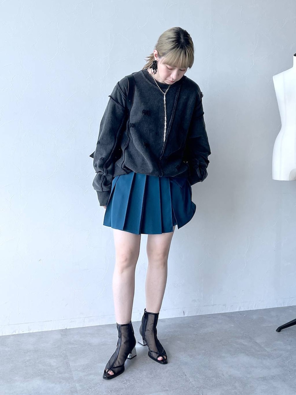 「若見え、着痩せ・細見え、モード、カジュアル、デート/ロマンティック、女子会、着痩せ、高見え、きれいめ、HARE、スウェット、ユニセックス、ショートパンツ」｜「HAREのサイドプリーツショートパンツ(HARE)（その他パンツ、ブルー系）」を使った、inhhhan®さん（レディース・165cm）の春コーディネートの5枚目の写真