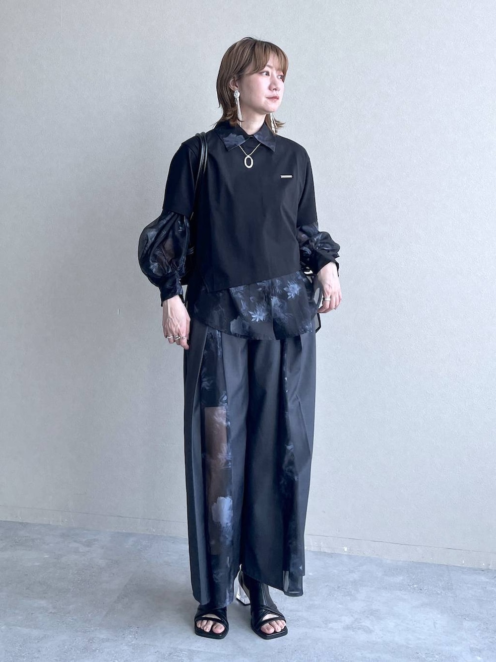 ブラック系のTシャツ/カットソー、ブラック系のサンダル、ブラック系のシャツ/ブラウスを着用したレディースの春コーディネートの6枚目の写真