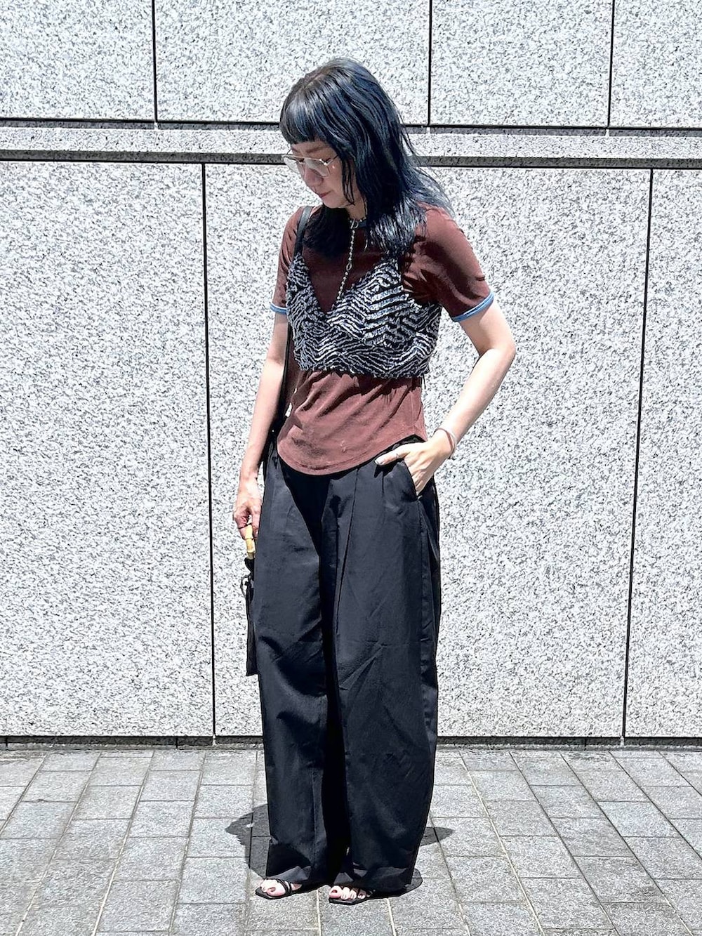 「Over40スタッフ、着痩せ、きれいめ、HARE、着痩せ・細見え、テーパードパンツ、Tシャツ、若見え、モード、カジュアル、女子会、高身長、サングラス、apart by lowrys、eL」｜「A part byの【インフルエンサーkuronekoさんコラボ】パイルリンガーTシャツ（Tシャツ/カットソー、ブラウン系）」を使った、inhhhan®さん（レディース・165cm）の夏コーディネートの2枚目の写真