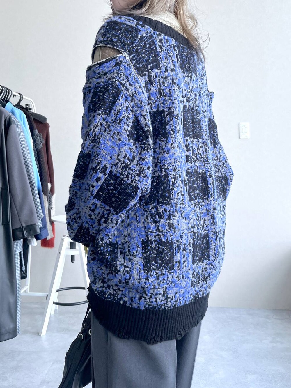 イエロー系のTシャツ/カットソー、シルバー系のブーツ、ブルー系のカーディガン/ボレロを着用したレディースの秋コーディネートの4枚目の写真