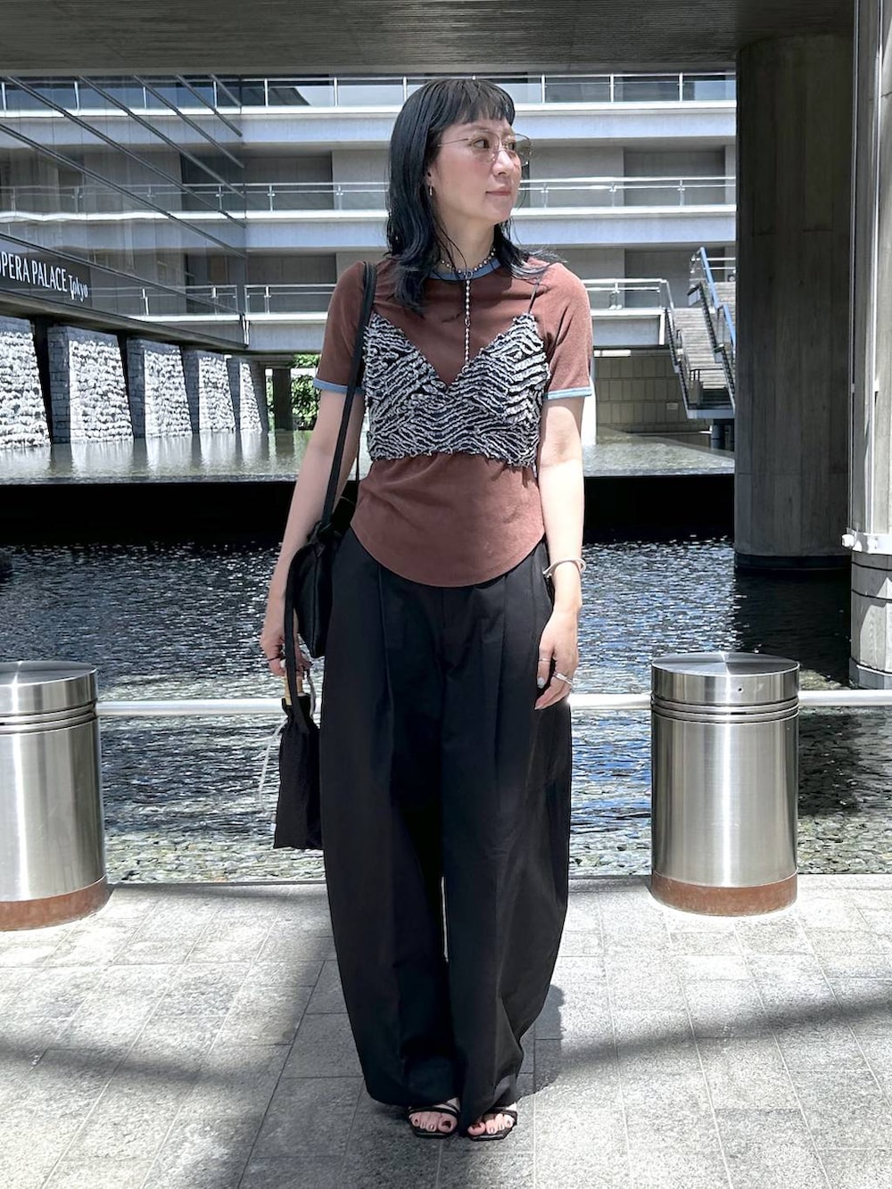 「Over40スタッフ、着痩せ、きれいめ、HARE、着痩せ・細見え、テーパードパンツ、Tシャツ、若見え、モード、カジュアル、女子会、高身長、サングラス、apart by lowrys、eL」｜「A part byの【インフルエンサーkuronekoさんコラボ】パイルリンガーTシャツ（Tシャツ/カットソー、ブラウン系）」を使った、inhhhan®さん（レディース・165cm）の夏コーディネートの9枚目の写真