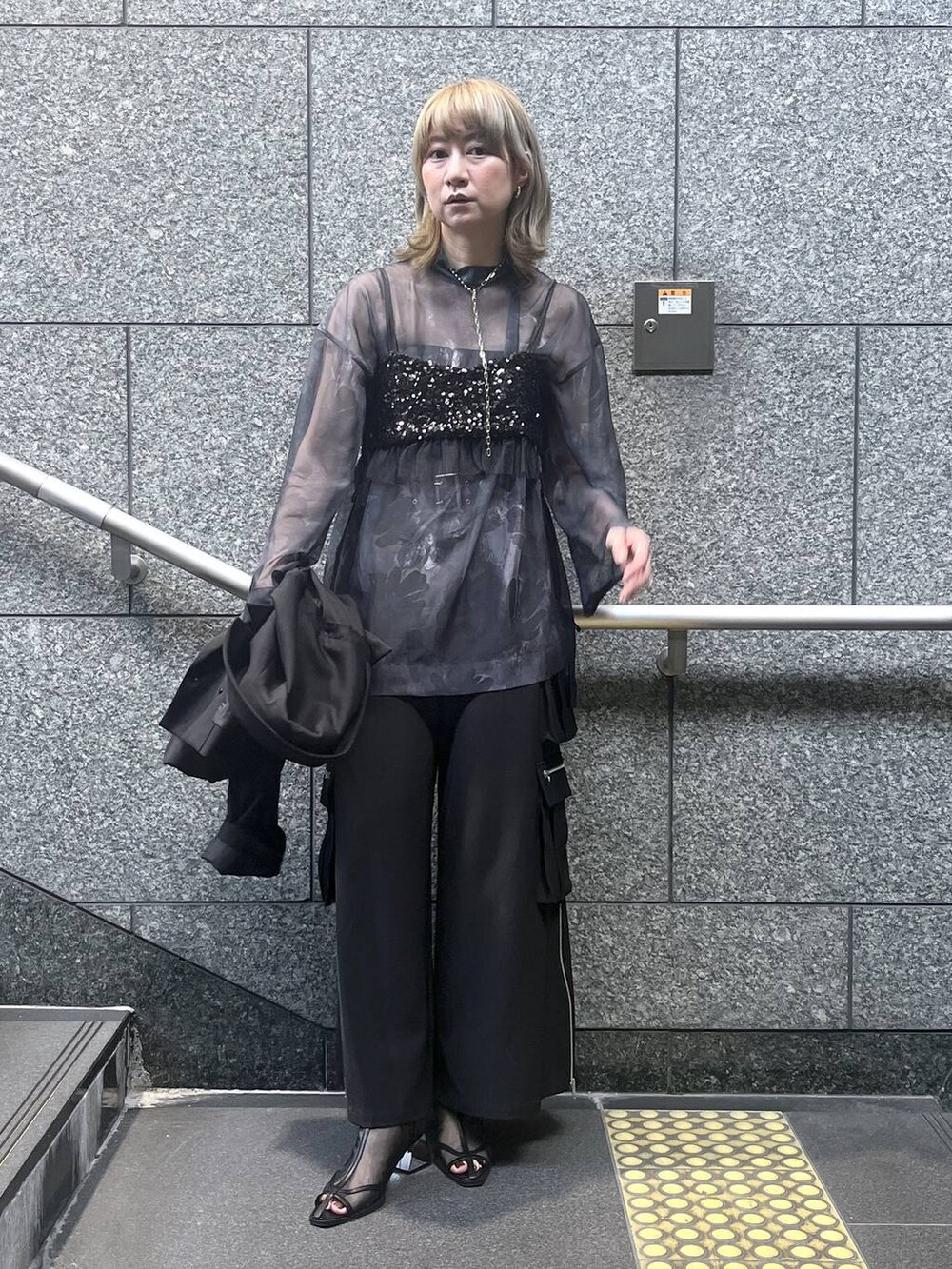 「ワイドパンツ、ビスチェ、ワントーン、若見え、モード、カジュアル、女子会、高身長、着痩せ、きれいめ、HARE、着痩せ・細見え、Over40スタッフ」｜「HAREのメタルヒールメッシュブーサン(HARE)（サンダル、ブラック系）」を使った、inhhhan®さん（レディース・165cm）の春コーディネートの7枚目の写真