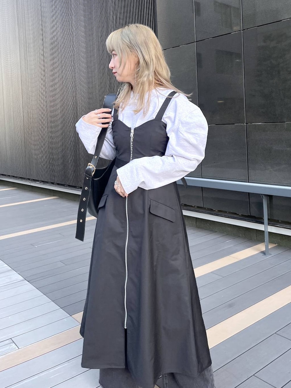 「高見え、きれいめ、HARE、若見え、モード、カジュアル、デート/ロマンティック、女子会、着痩せ、着痩せ・細見え、ワンピース、休日コーデ」｜「HAREの2Pボレロジャケット＊ジップワンピース(HARE)（ワンピース、ブラック系）」を使った、inhhhan®さん（レディース・165cm）の冬コーディネートの3枚目の写真