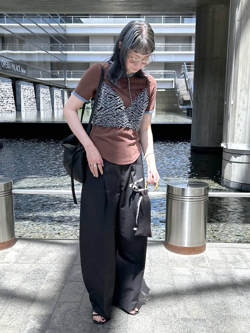 「Over40スタッフ、着痩せ、きれいめ、HARE、着痩せ・細見え、テーパードパンツ、Tシャツ、若見え、モード、カジュアル、女子会、高身長、サングラス、apart by lowrys、eL」｜「A part byの【インフルエンサーkuronekoさんコラボ】パイルリンガーTシャツ（Tシャツ/カットソー、ブラウン系）」を使った、inhhhan®さん（レディース・165cm）の夏コーディネートの6枚目の写真