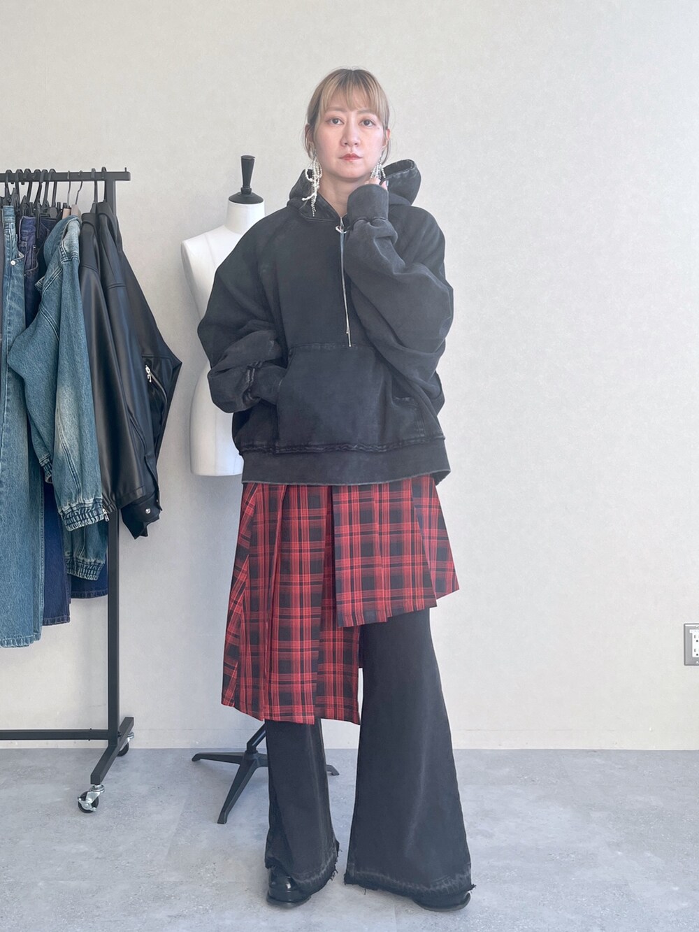 「スウェット、スウェットパンツ、スウェットコーデ、ワントーン、HARE、レイヤードスタイル、ブラックコーデ、お出かけコーデ、秋服準備はじめました、ピグメント、パーカー、チェック、チェックスカート」｜「HAREの【SET UP対応】ピグメントワイドプルオーバーパーカー(HARE)（パーカー、ブラック系）」を使った、inhhhan®さん（レディース・165cm）の夏コーディネートの9枚目の写真