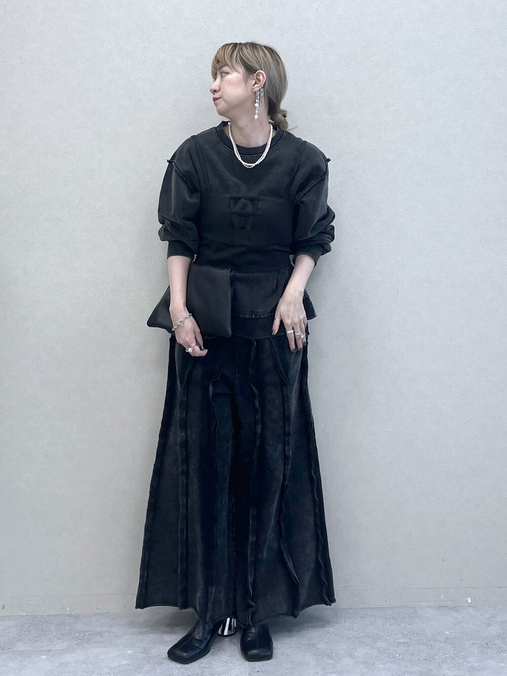 「レイヤードスタイル、お出かけコーデ、アツいコーデ全部見せ、ブラックコーデ、ビスチェ、モノトーン、秋服準備はじめました、HARE、ピグメント、ユニセックス」｜「HAREのメタルヒールストレッチブーツ(HARE)（ブーツ、ブラック系）」を使った、inhhhan®さん（レディース・165cm）の夏コーディネートの9枚目の写真