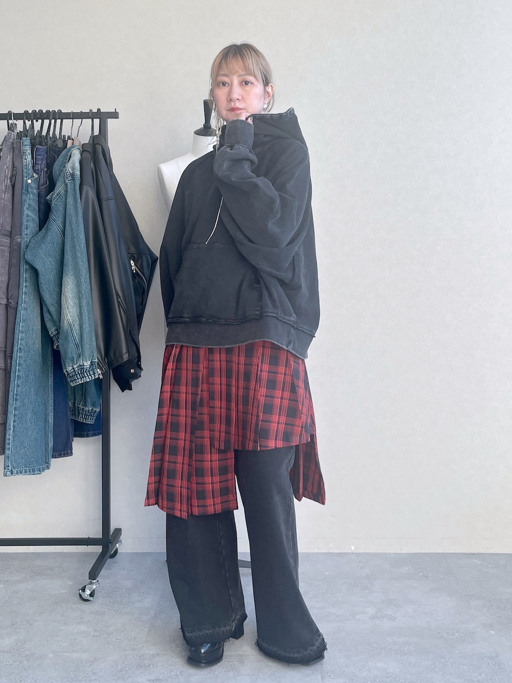 「スウェット、スウェットパンツ、スウェットコーデ、ワントーン、HARE、レイヤードスタイル、ブラックコーデ、お出かけコーデ、秋服準備はじめました、ピグメント、パーカー、チェック、チェックスカート」｜「HAREの【SET UP対応】ピグメントワイドプルオーバーパーカー(HARE)（パーカー、ブラック系）」を使った、inhhhan®さん（レディース・165cm）の夏コーディネートの8枚目の写真