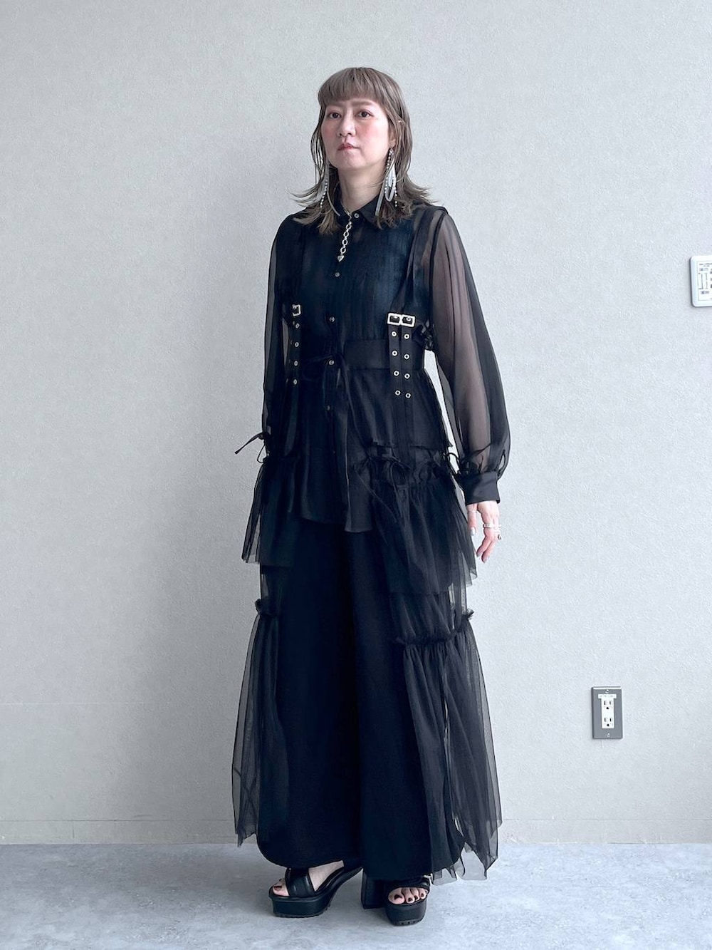 「着痩せ、きれいめ、HARE、着痩せ・細見え、Over40スタッフ、若見え、モード、カジュアル、女子会、高身長、ワントーン、ブラックコーデ、チュールスカート、シアートップス」｜「HAREのモチーフツキチェーンネックレス(HARE)（ネックレス、シルバー系）」を使った、inhhhan®さん（レディース・165cm）の夏コーディネートの7枚目の写真